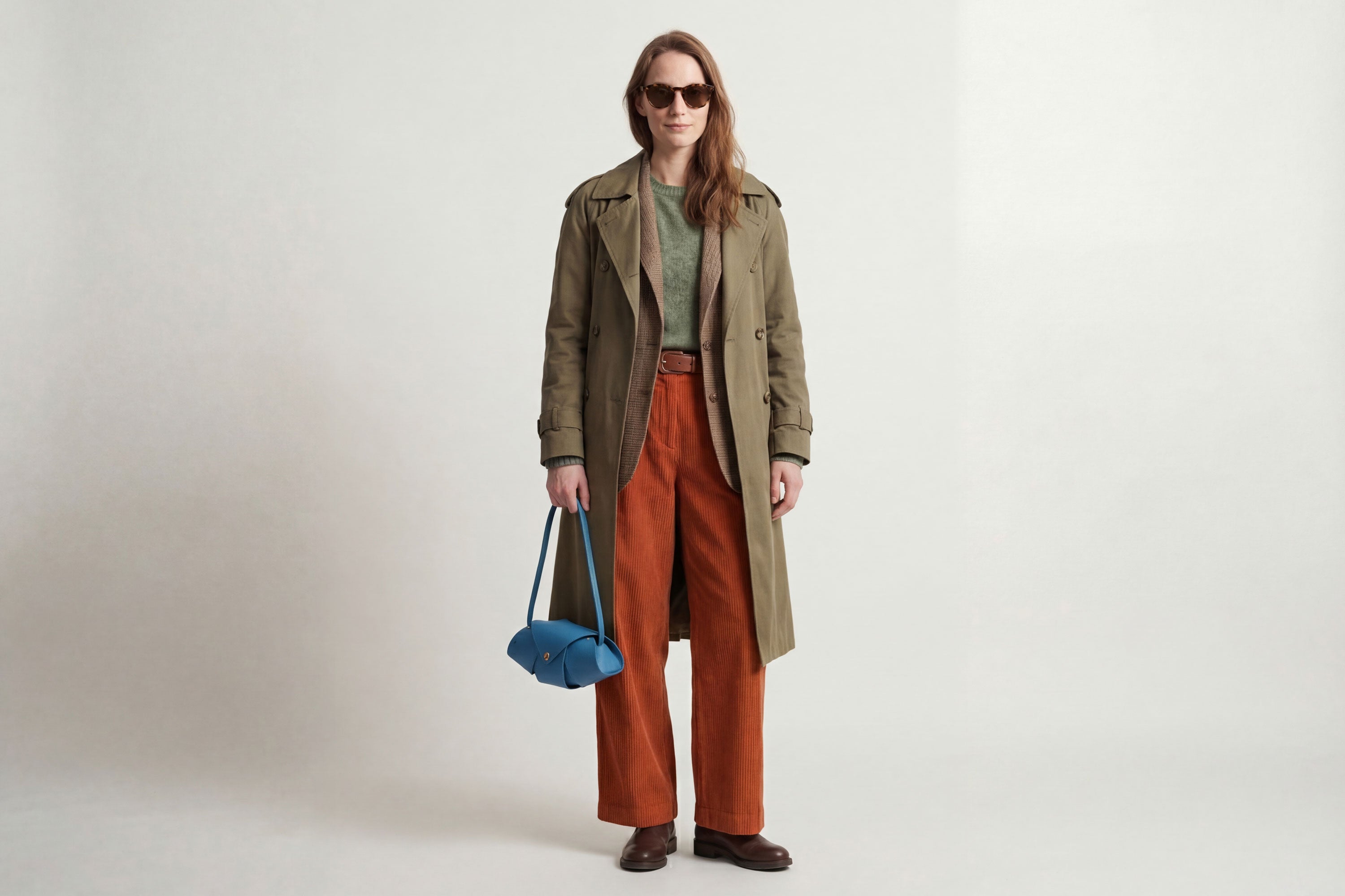 Panino Bag Royal Blue Leather On A Model Magnetic Closure Full Grain Vegetable Tanned Leather High Quality Modern Minimalistic Design Atelier Madre Manuel Dreesmann Barcelona Spain