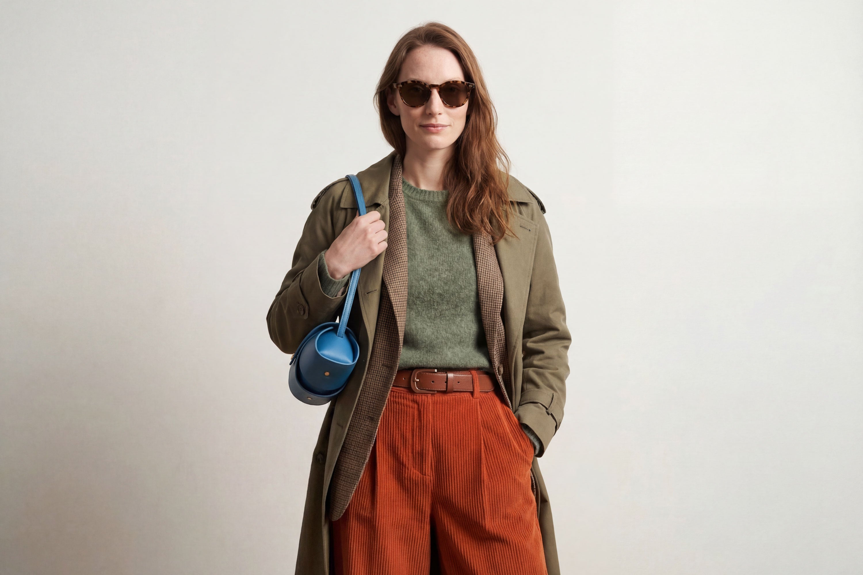 Panino Bag Royal Blue Leather On A Model Magnetic Closure Full Grain Vegetable Tanned Leather High Quality Modern Minimalistic Design Atelier Madre Manuel Dreesmann Barcelona Spain