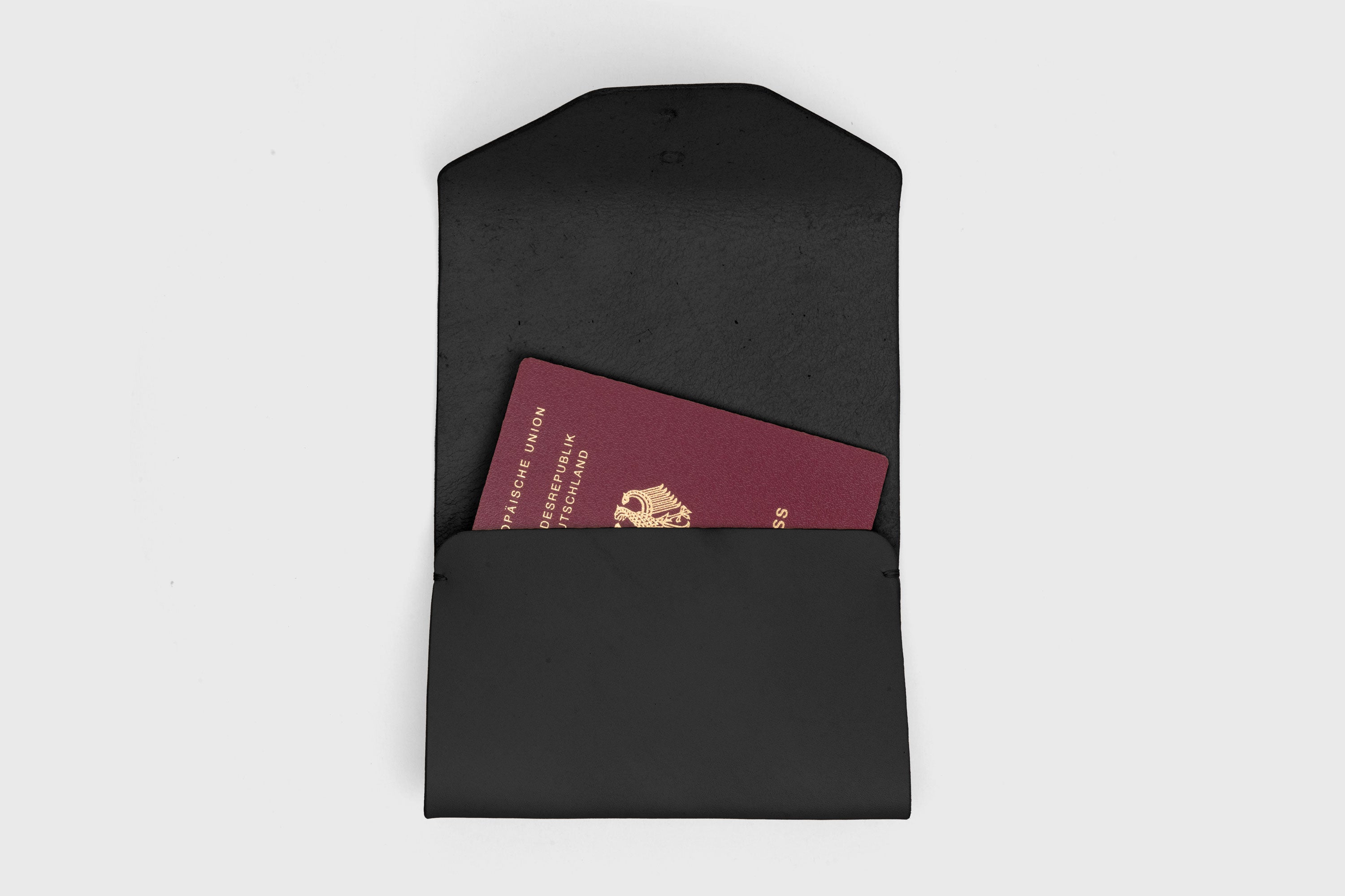 Passport Holder In Black Color In Vegetable Tanned Leather Minimalistic Design Premium Quality Atelier Madre Manuel Dreesmann Barcelona Spain 1