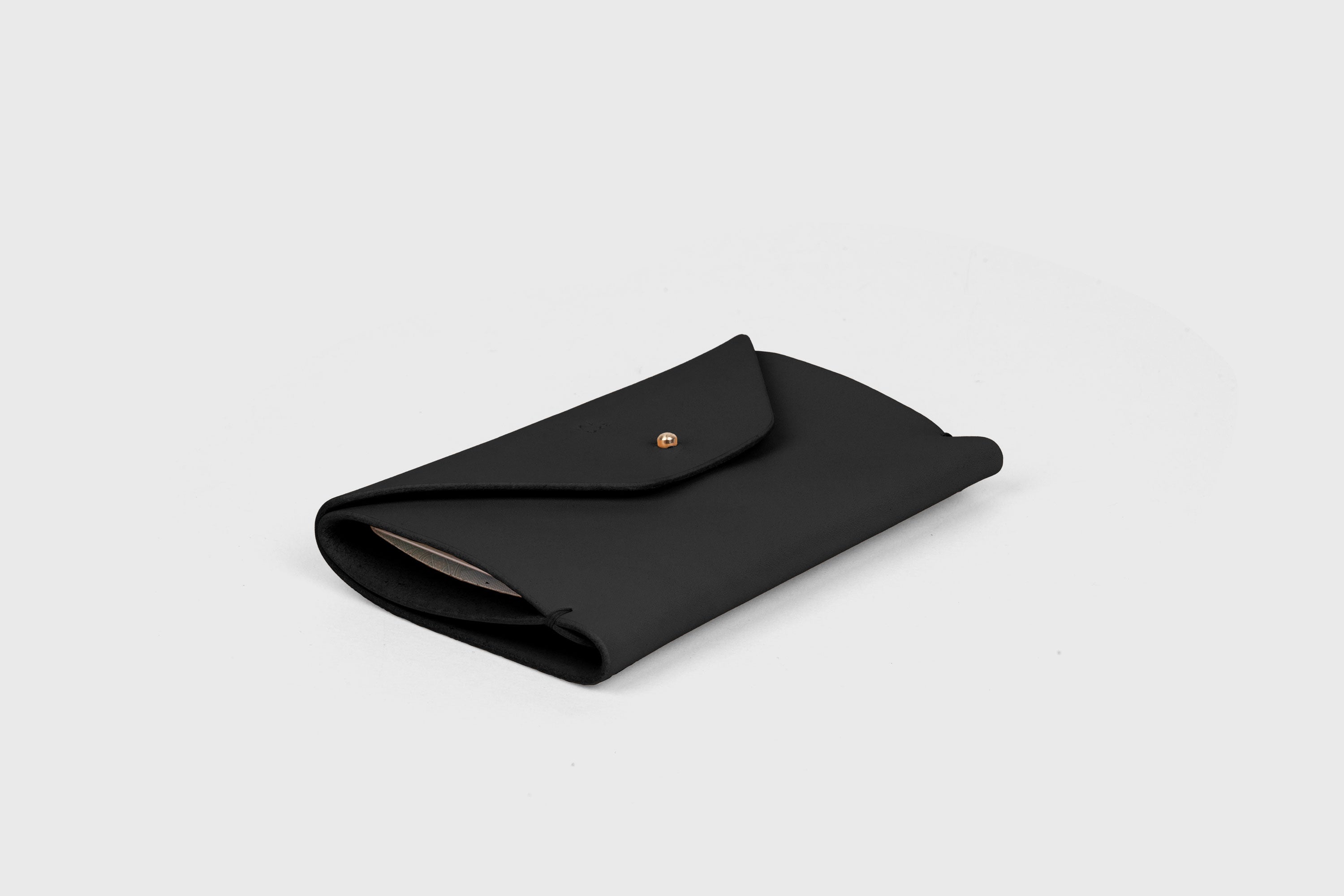 Passport Holder In Black Color In Vegetable Tanned Leather Minimalistic Design Premium Quality Atelier Madre Manuel Dreesmann Barcelona Spain 1