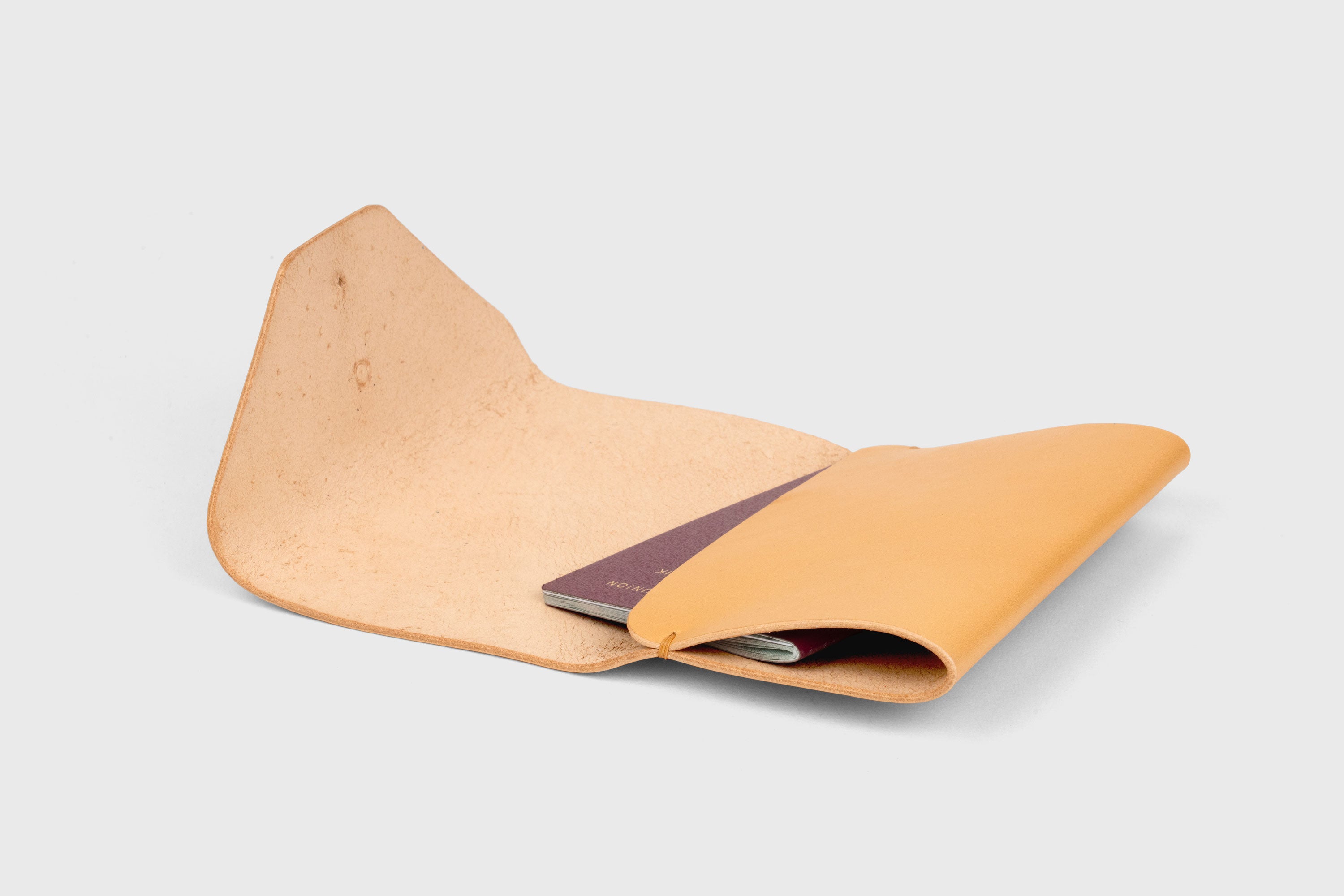 Passport Holder In Brown Color In Vegetable Tanned Leather Minimalistic Design Premium Quality Atelier Madre Manuel Dreesmann Barcelona Spain 1