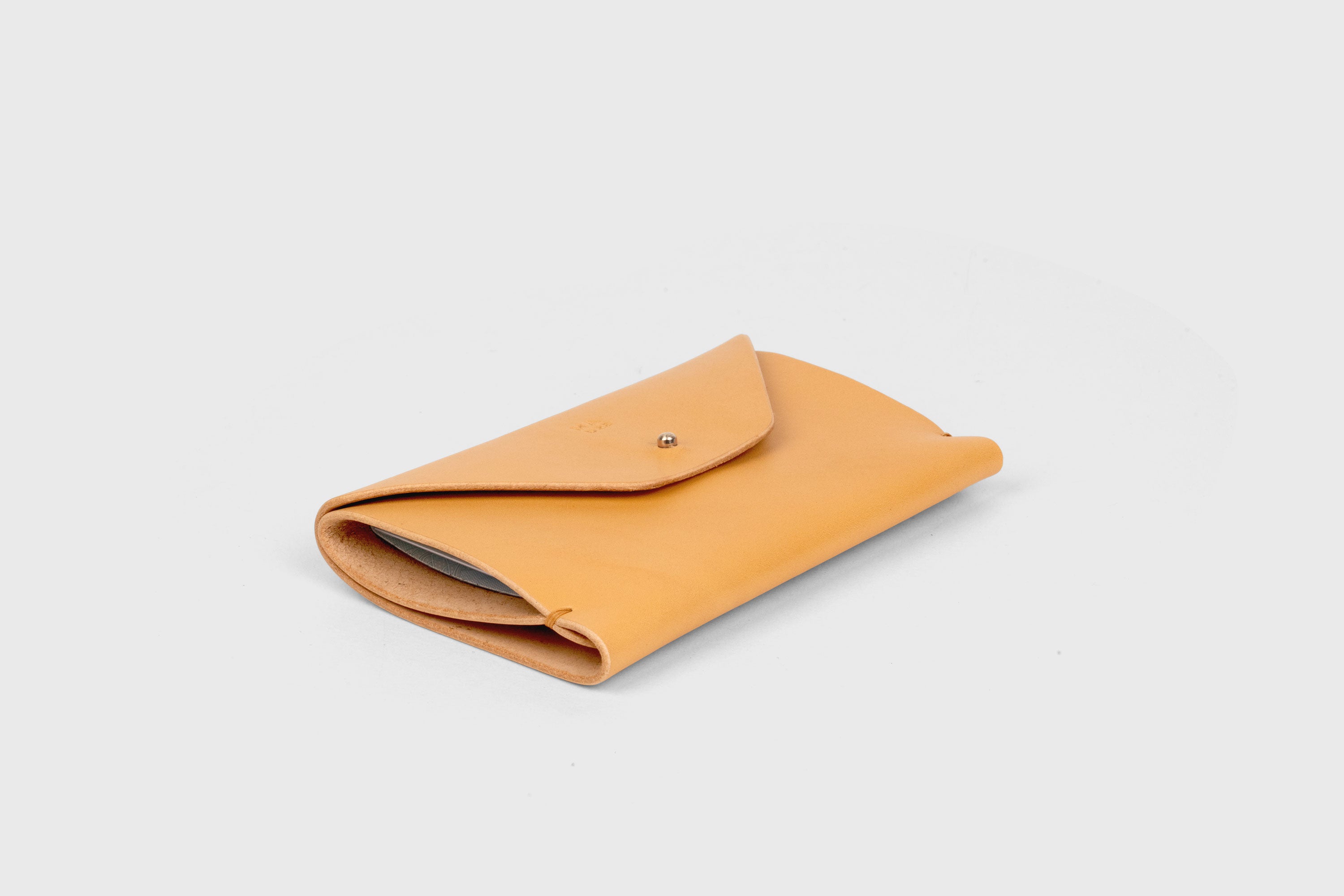 Passport Holder In Brown Color In Vegetable Tanned Leather Minimalistic Design Premium Quality Atelier Madre Manuel Dreesmann Barcelona Spain 1