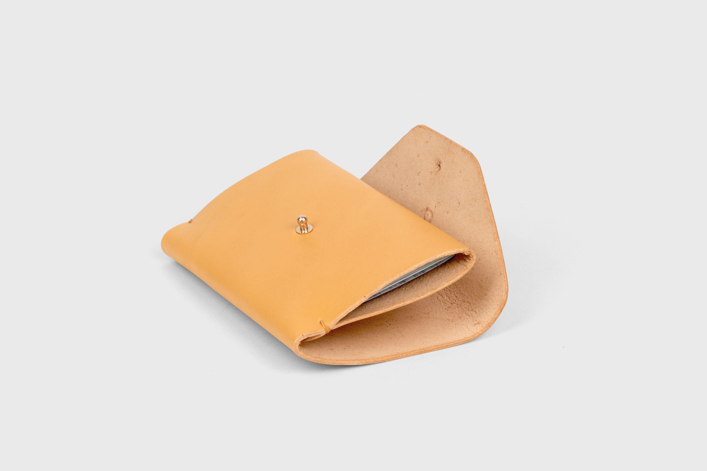 Passport Holder In Brown Color In Vegetable Tanned Leather Minimalistic Design Premium Quality Atelier Madre Manuel Dreesmann Barcelona Spain 1