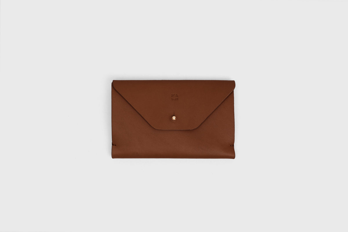 Passport Holder Dark Brown Leather Atelier Madre Manuel Dreesmann Barcelona Spain 1