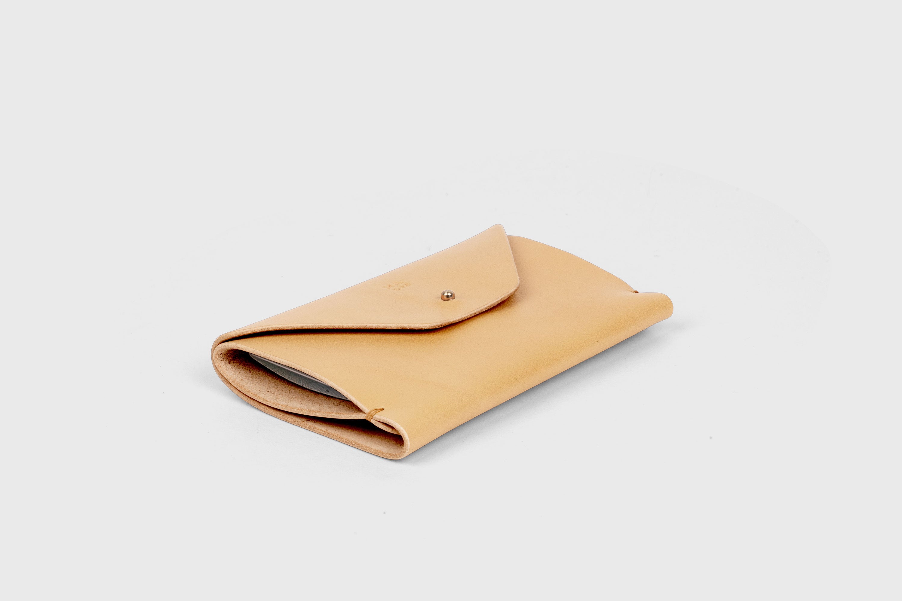 Passport Holder In Natural Color In Vegetable Tanned Leather Minimalistic Design Premium Quality Atelier Madre Manuel Dreesmann Barcelona Spain