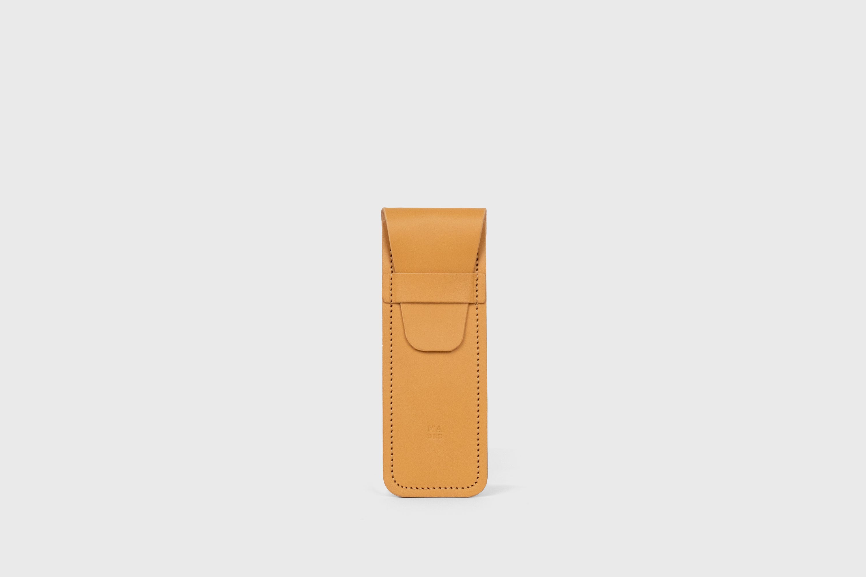 Estojo para caneta em pele curtida vegetal de cor castanha Design minimalista Atelier Madre Manuel Dreesmann Barcelona Espanha