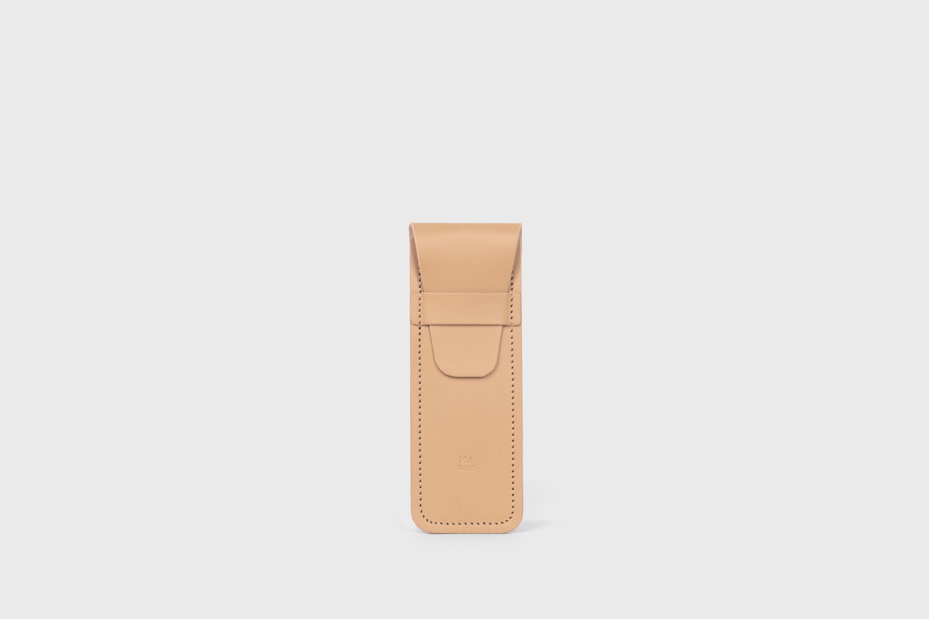 Estojo para caneta em couro curtido vegetal de cor natural Design minimalista Atelier Madre Manuel Dreesmann Barcelona Espanha