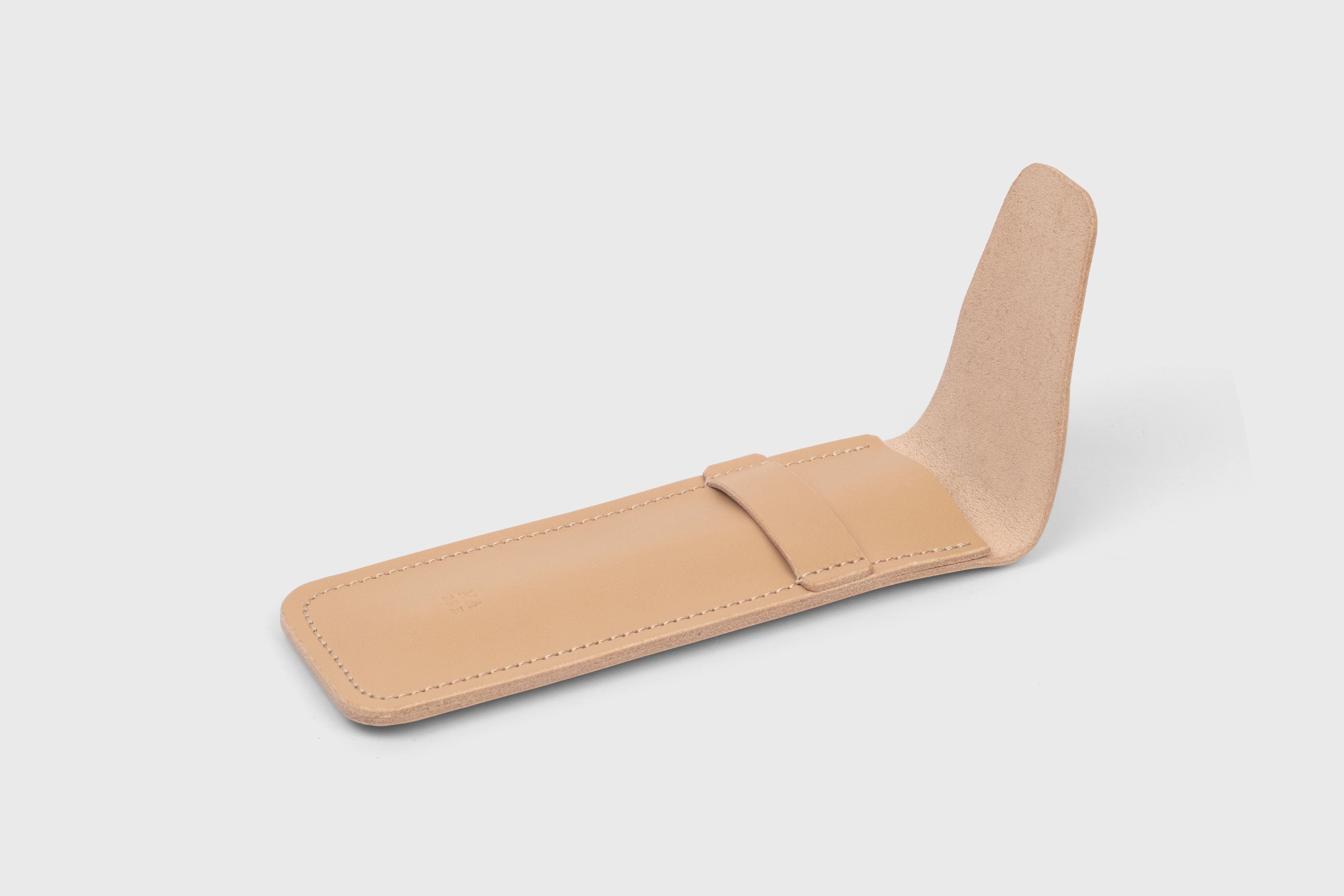 Estojo para caneta em couro curtido vegetal de cor natural Design minimalista Atelier Madre Manuel Dreesmann Barcelona Espanha