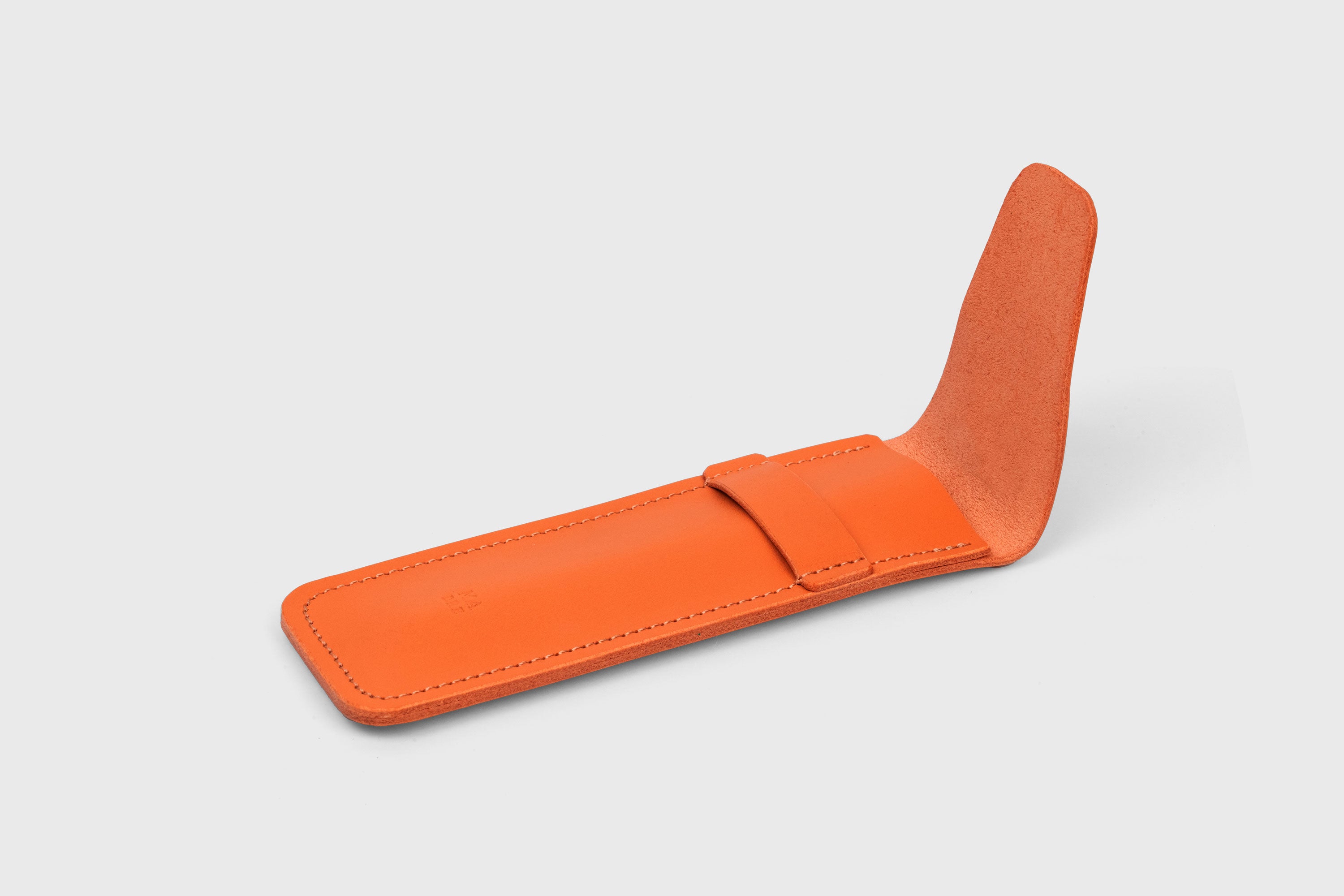 Estojo para caneta em pele curtida vegetal de cor laranja Design minimalista Atelier Madre Manuel Dreesmann Barcelona Espanha