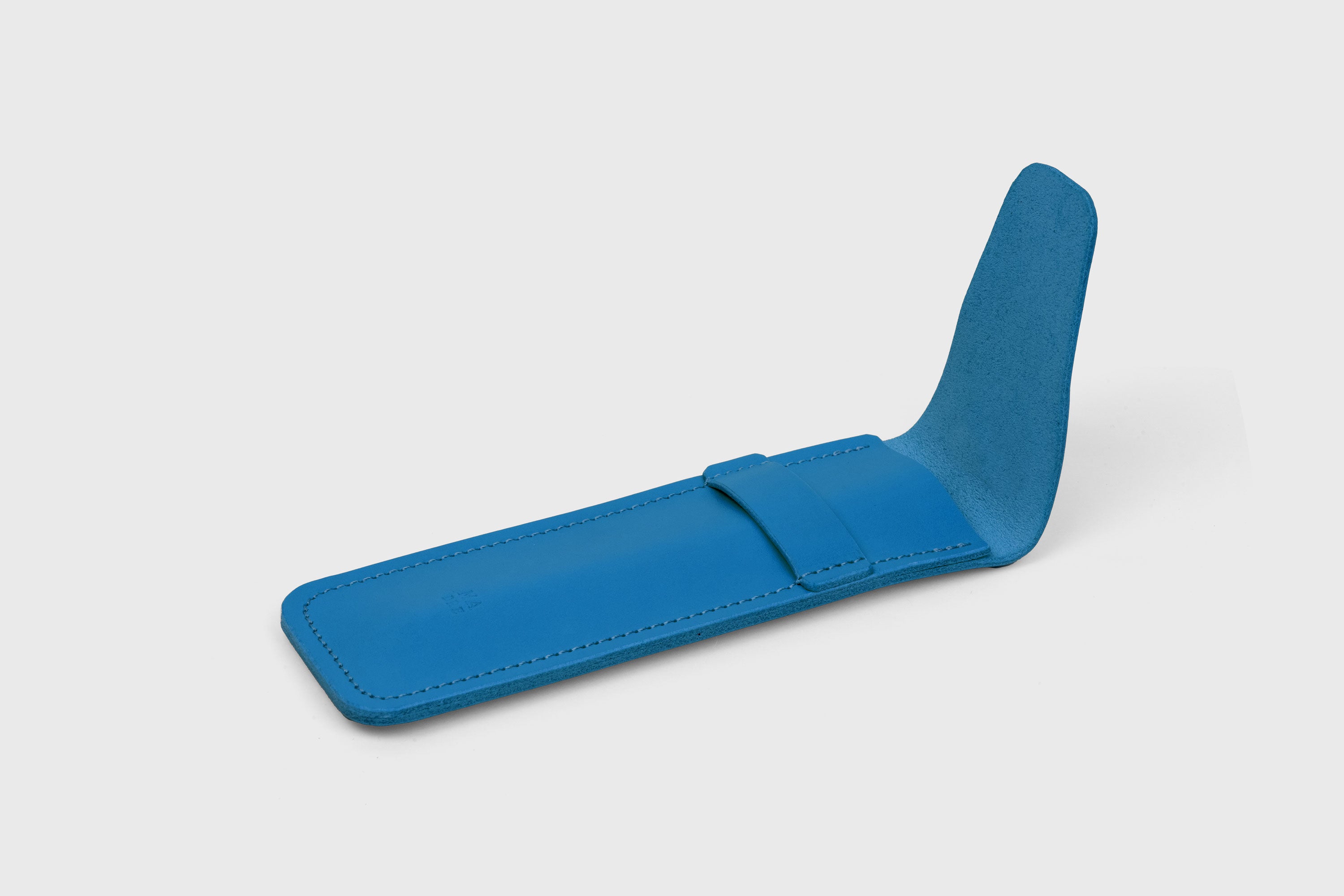 Estojo para caneta em pele curtida vegetal de cor azul real Design minimalista Atelier Madre Manuel Dreesmann Barcelona Espanha