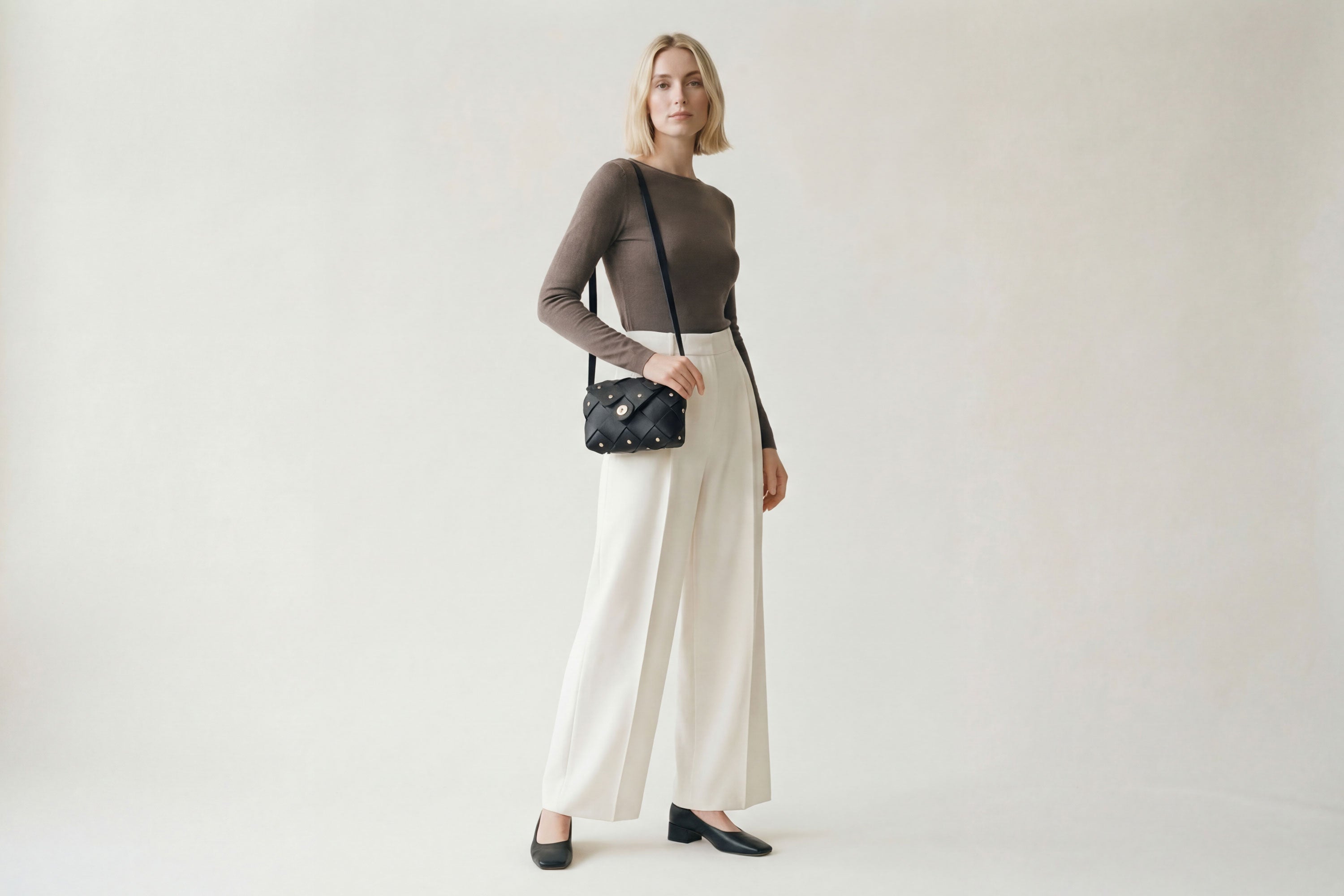 Kiefer Klappe Tasche klein In Schwarz Farbe in pflanzlich gegerbtem Leder auf eine Frau Modell Atelier Madre Manuel Dreesmann Barcelona Spanien