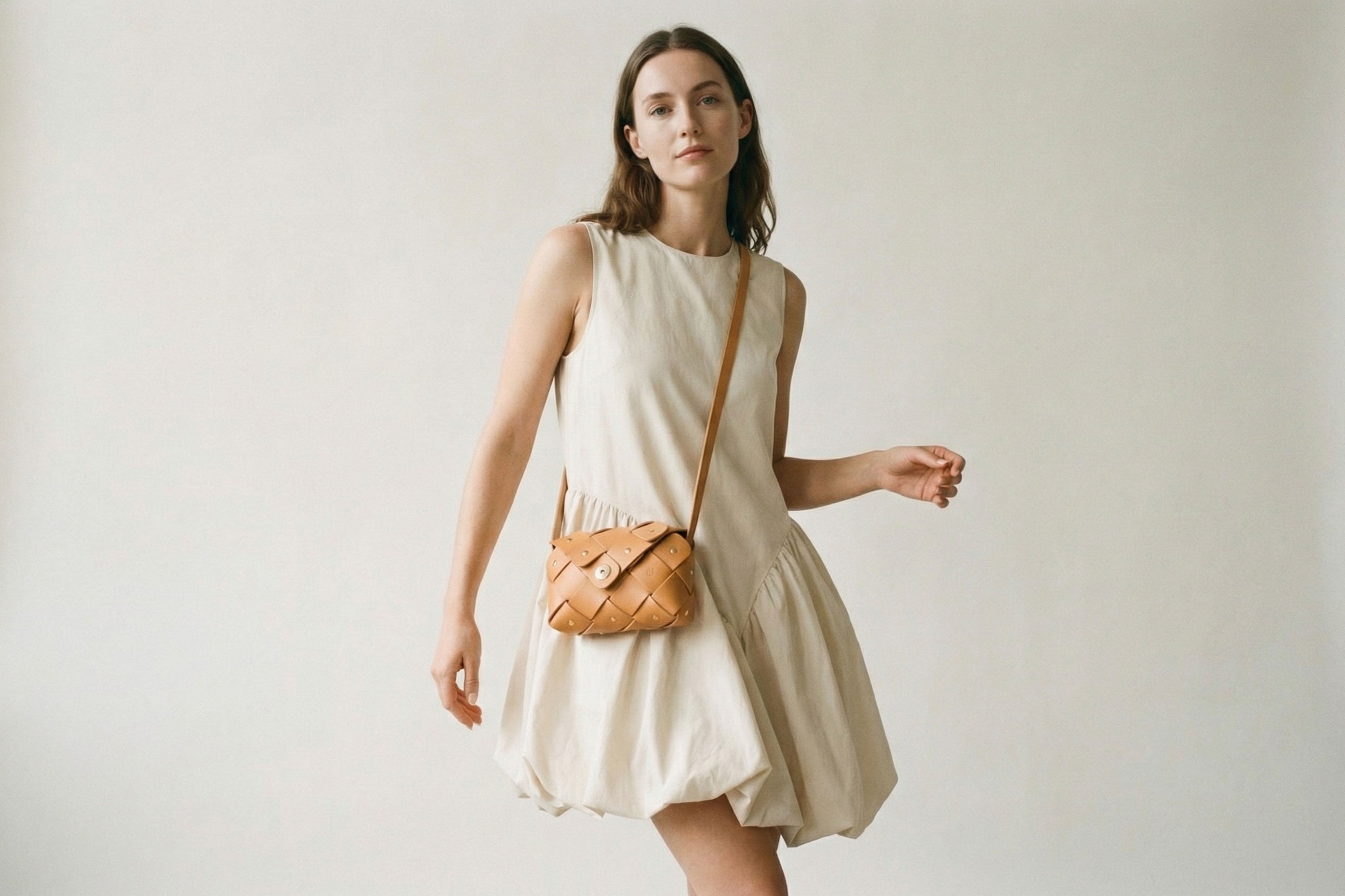 Pine Flap Bolsa Pequena Em Castanho Cor Em Couro Curtido Vegetal Numa Mulher Modelo Atelier Madre Manuel Dreesmann Barcelona Espanha