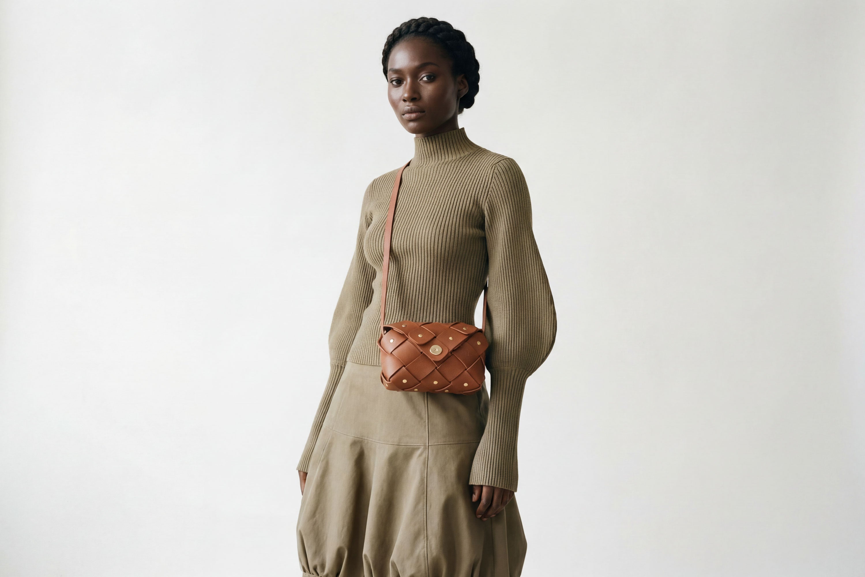 Pine Flap Bag Small In Dark Braun Farbe in pflanzlich gegerbtem Leder auf eine Frau Modell Atelier Madre Manuel Dreesmann Barcelona Spanien