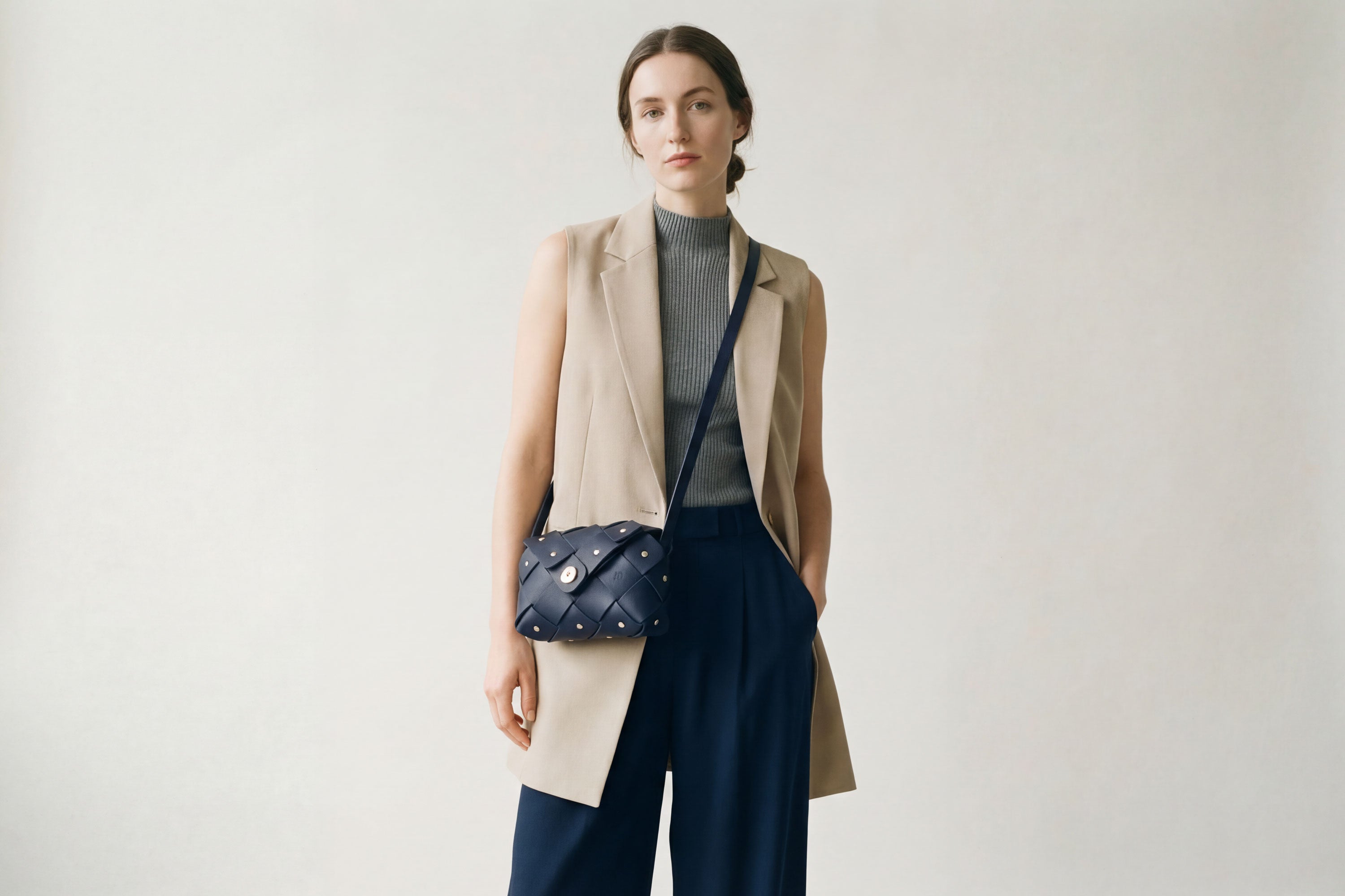 Kiefer Klappe Tasche Klein In Marineblau Farbe In pflanzlich gegerbtem Leder Auf Eine Frau Modell Atelier Madre Manuel Dreesmann Barcelona Spanien