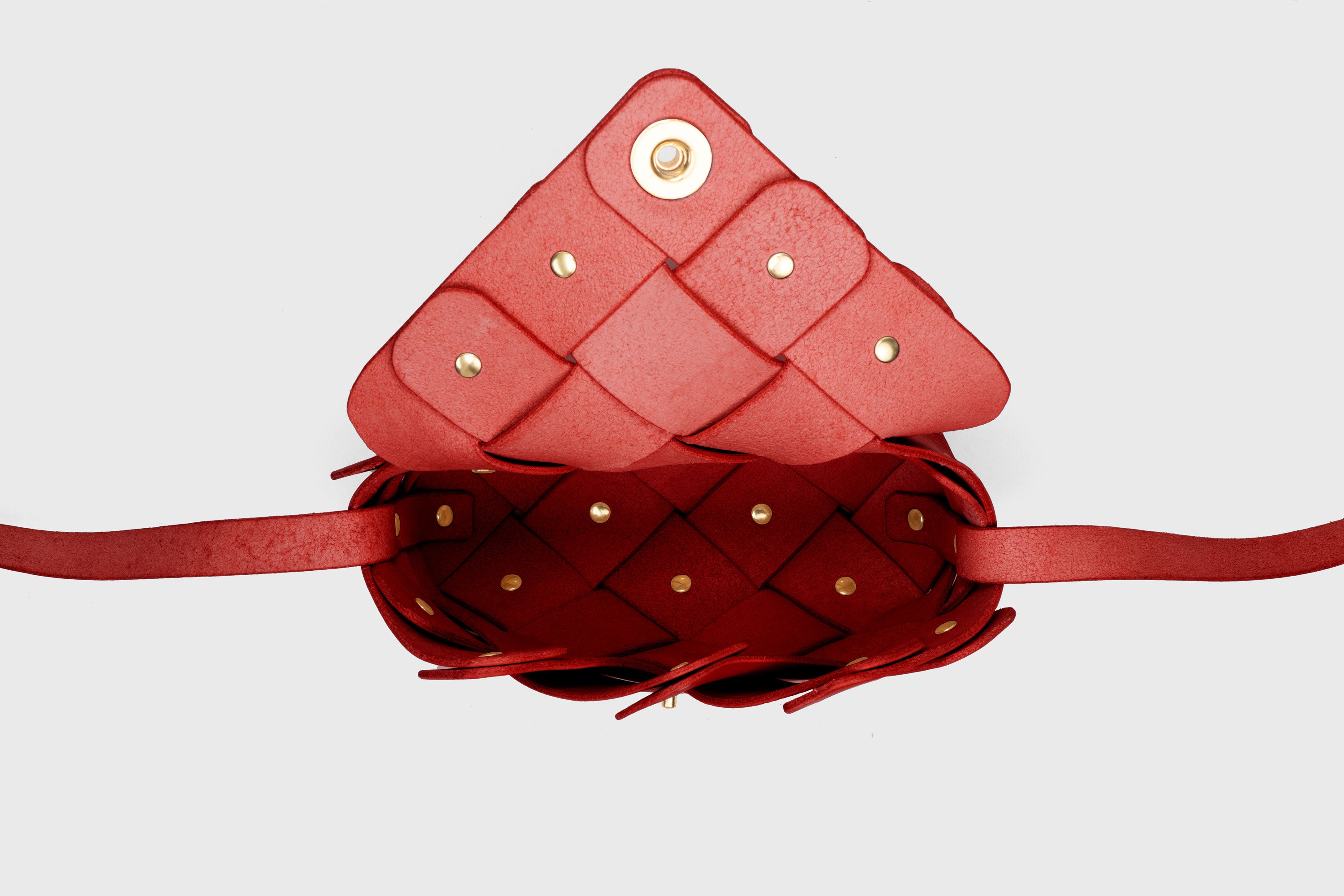 Pine Flap Bag Small In Red Color In Vegetable Tanned Leather Woven Design Atelier Madre Manuel Dreesmann Barcelona Spain