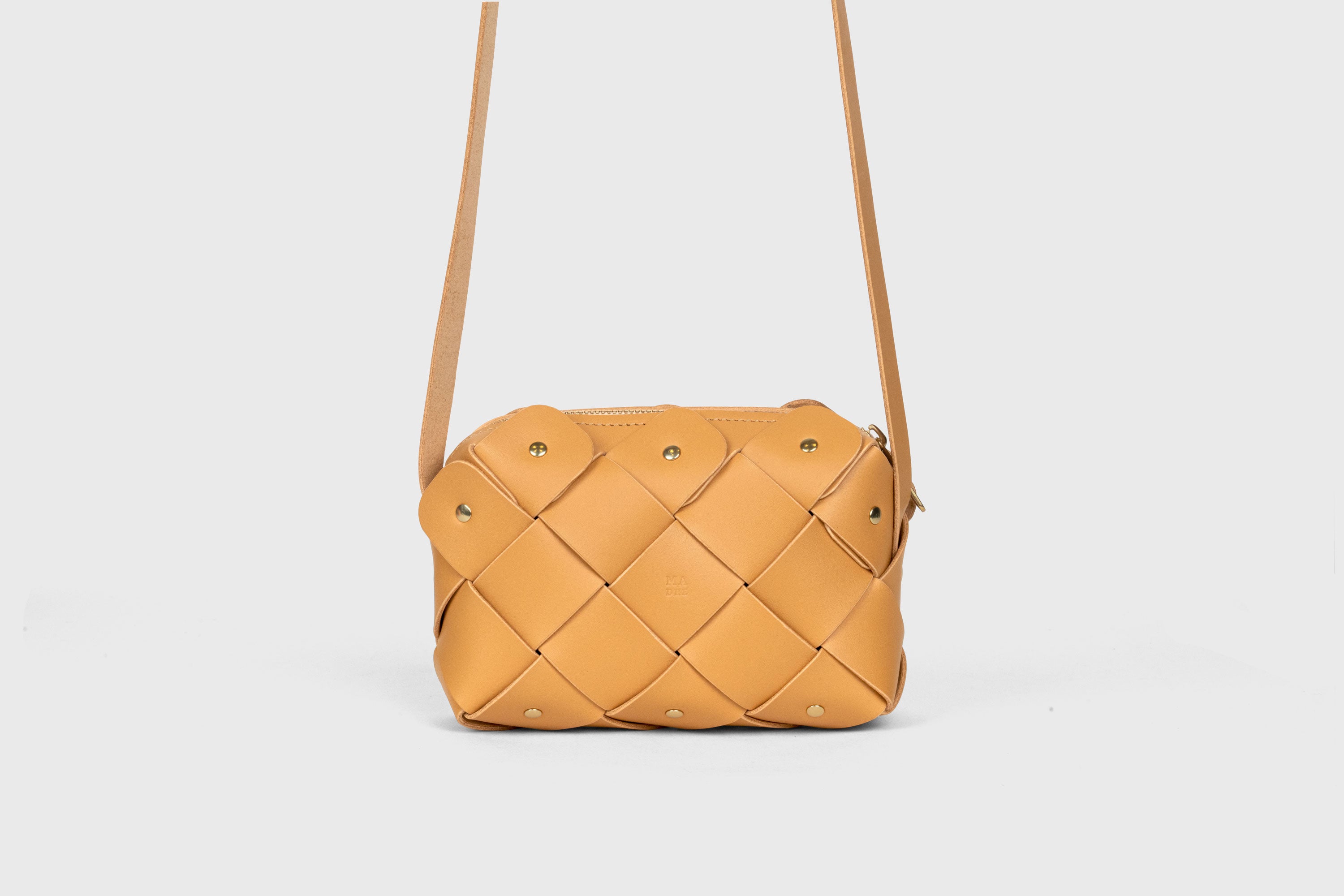 Bolsa com zíper de pinho pequena na cor marrom em couro curtido vegetal Design exclusivo rebites de latão Atelier Madre Manuel Dreesmann Barcelona Espanha