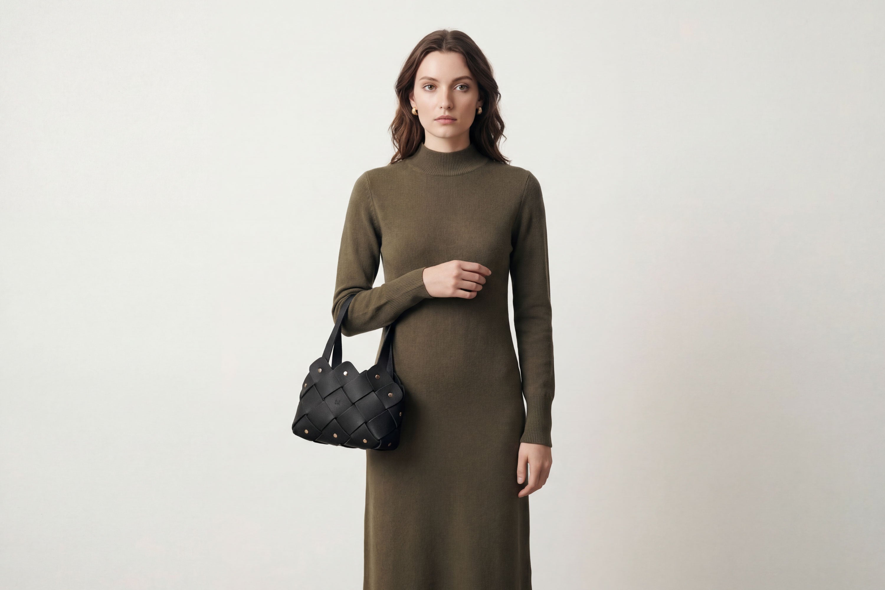 Pine Mini Tote Bag In Black Color In Vegetable Tanned Leather On Woman Model Woven Technique and Brass Rivets Atelier Madre Manuel Dreesmann Barcelona Spain