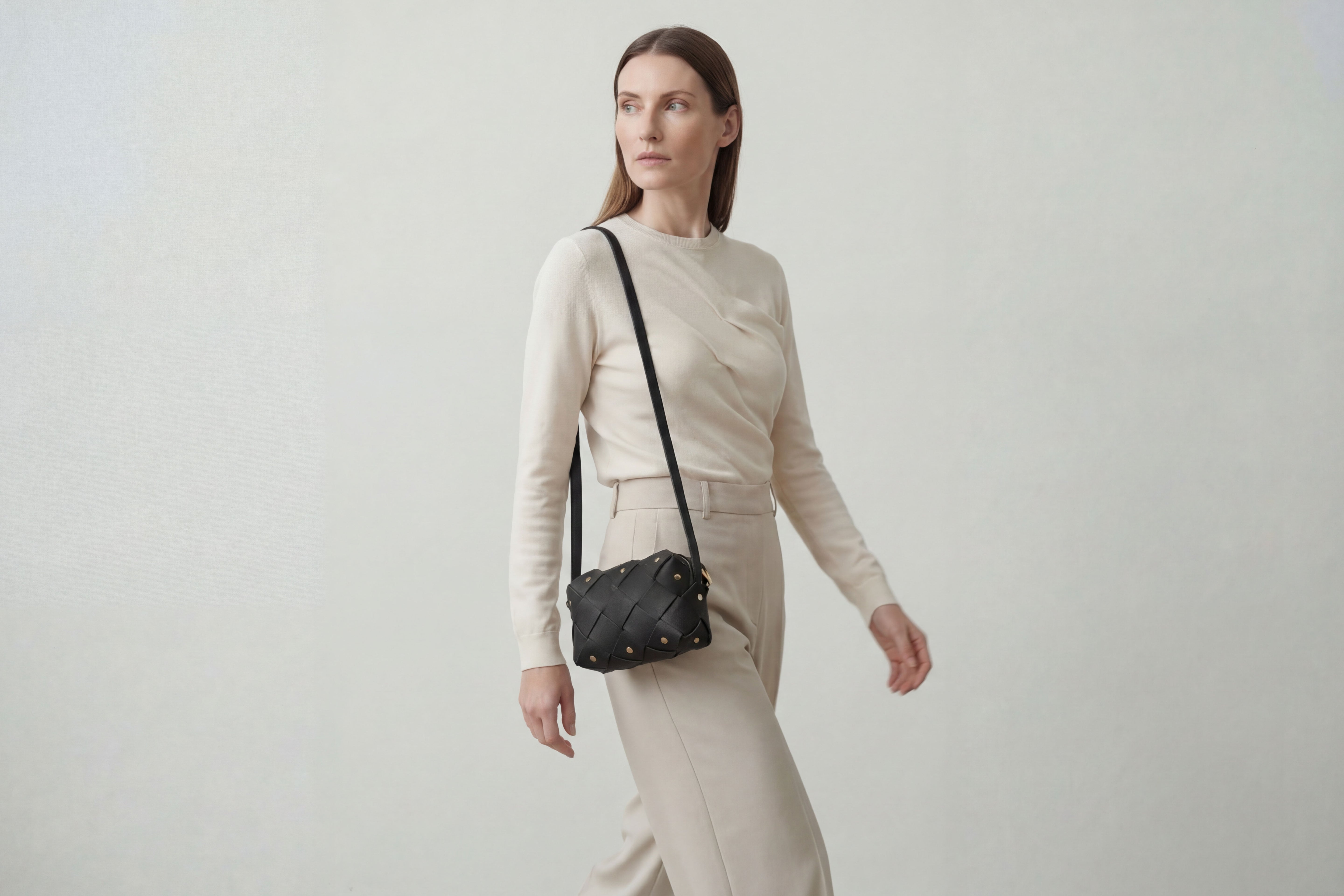 Mini bolsa com zíper de pinho na cor preta em couro curtido vegetal em modelo de estrutura tecida Design exclusivo Atelier Madre Manuel Dreesmann Barcelona Espanha