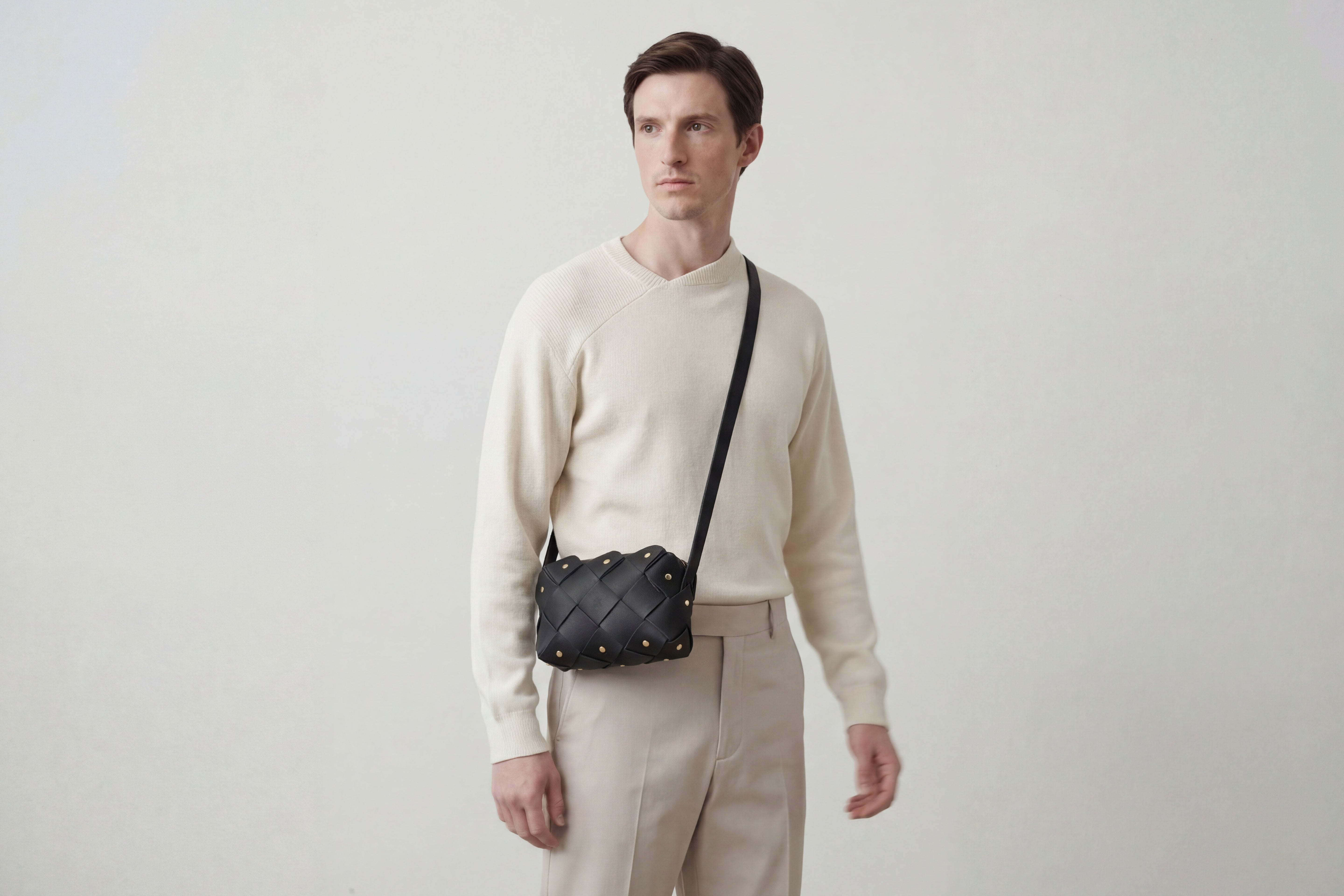 Mini bolsa com zíper de pinho na cor preta em couro curtido vegetal em modelo de estrutura tecida Design exclusivo Atelier Madre Manuel Dreesmann Barcelona Espanha