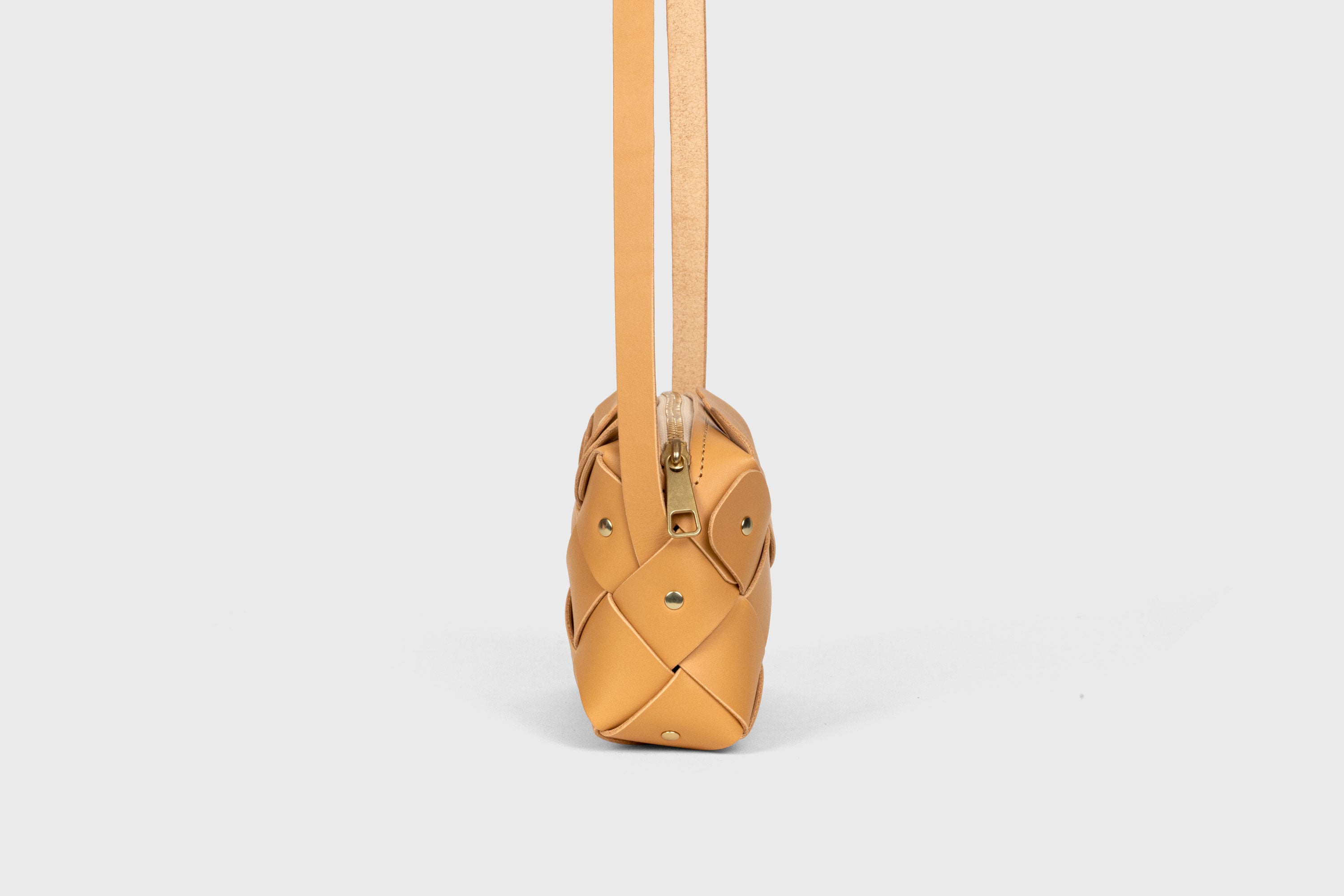 Mini bolsa com zíper de pinho na cor marrom em couro curtido vegetal Design exclusivo rebites de latão Atelier Madre Manuel Dreesmann Barcelona Espanha