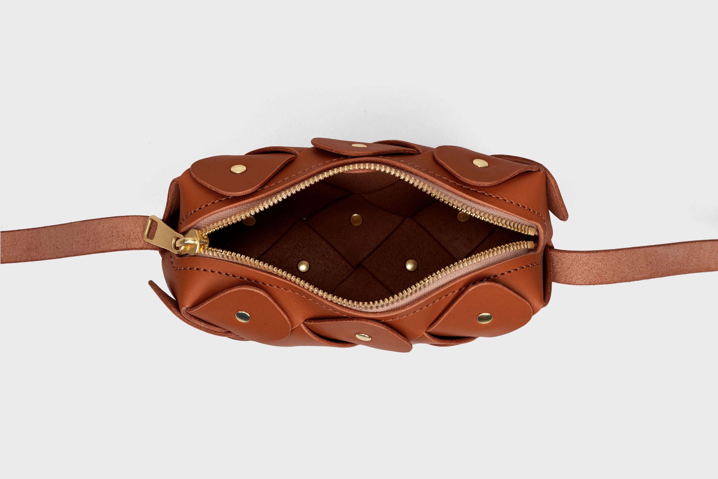 Mini bolsa com zíper de pinho na cor marrom escuro em couro curtido vegetal Design exclusivo rebites de latão Atelier Madre Manuel Dreesmann Barcelona Espanha