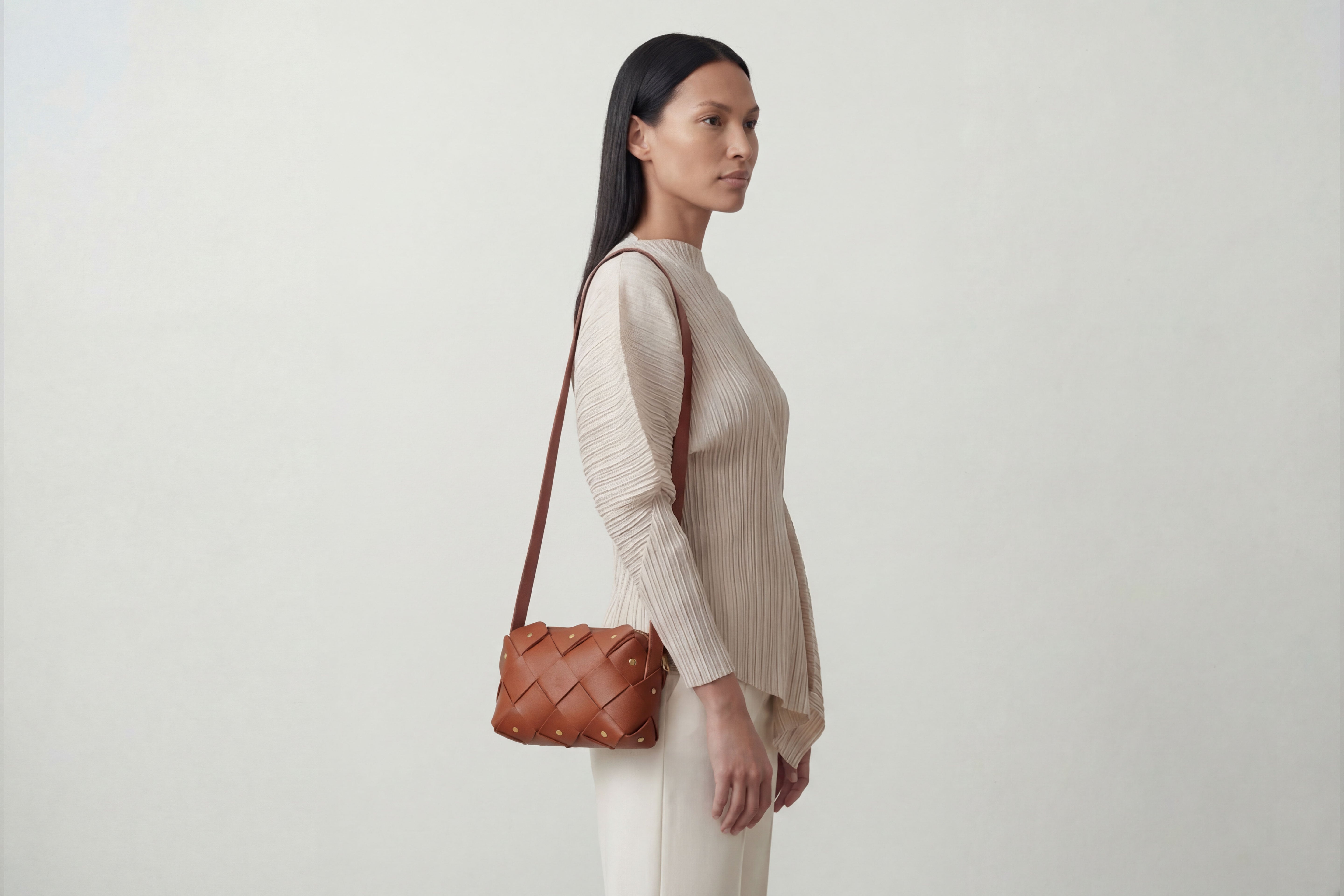 Mini bolsa com zíper de pinho na cor marrom escuro em couro curtido vegetal em modelo de estrutura tecida Design exclusivo Atelier Madre Manuel Dreesmann Barcelona Espanha