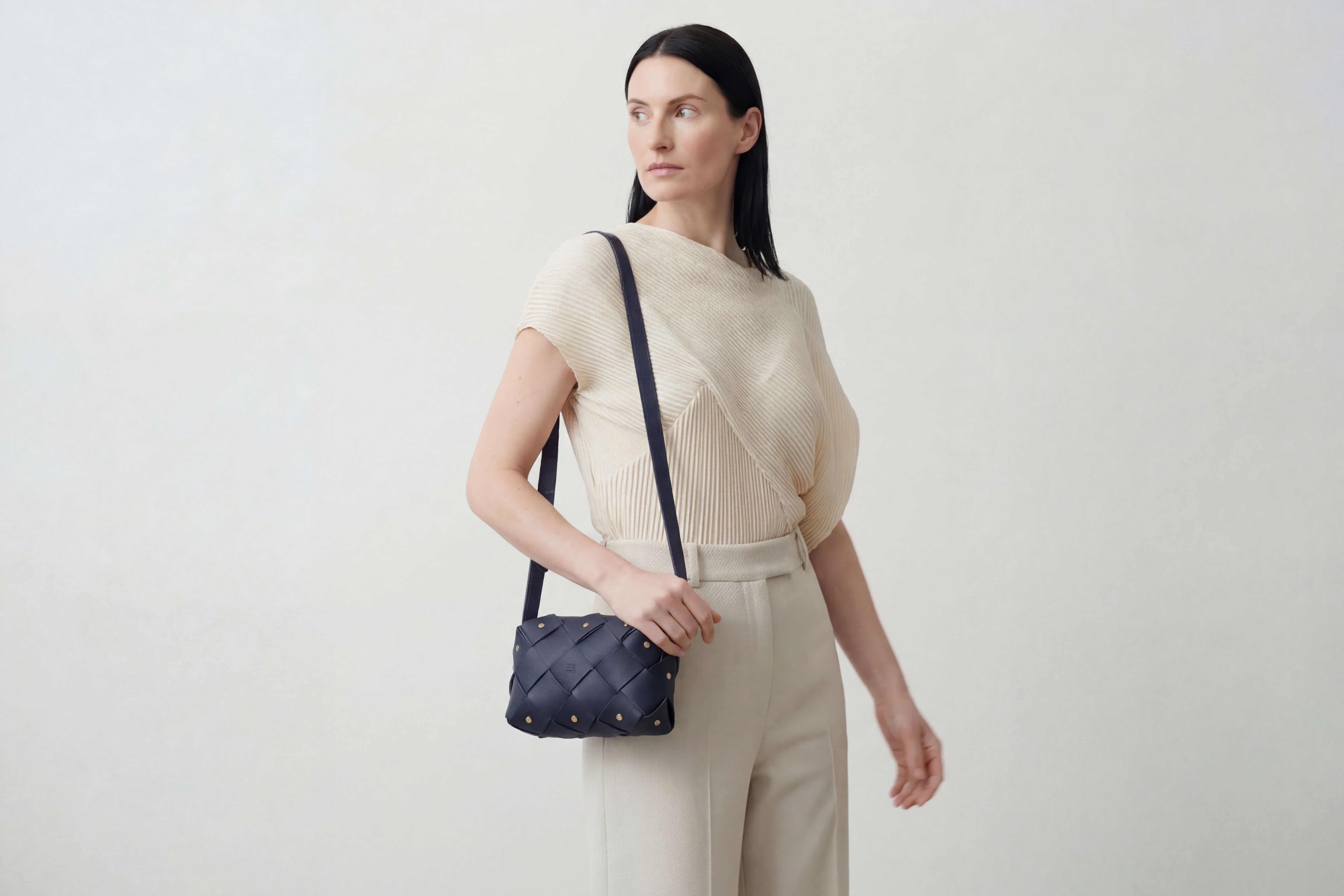 Mini bolsa com zíper de pinho na cor azul marinho em couro curtido vegetal em modelo de estrutura tecida Design exclusivo Atelier Madre Manuel Dreesmann Barcelona Espanha