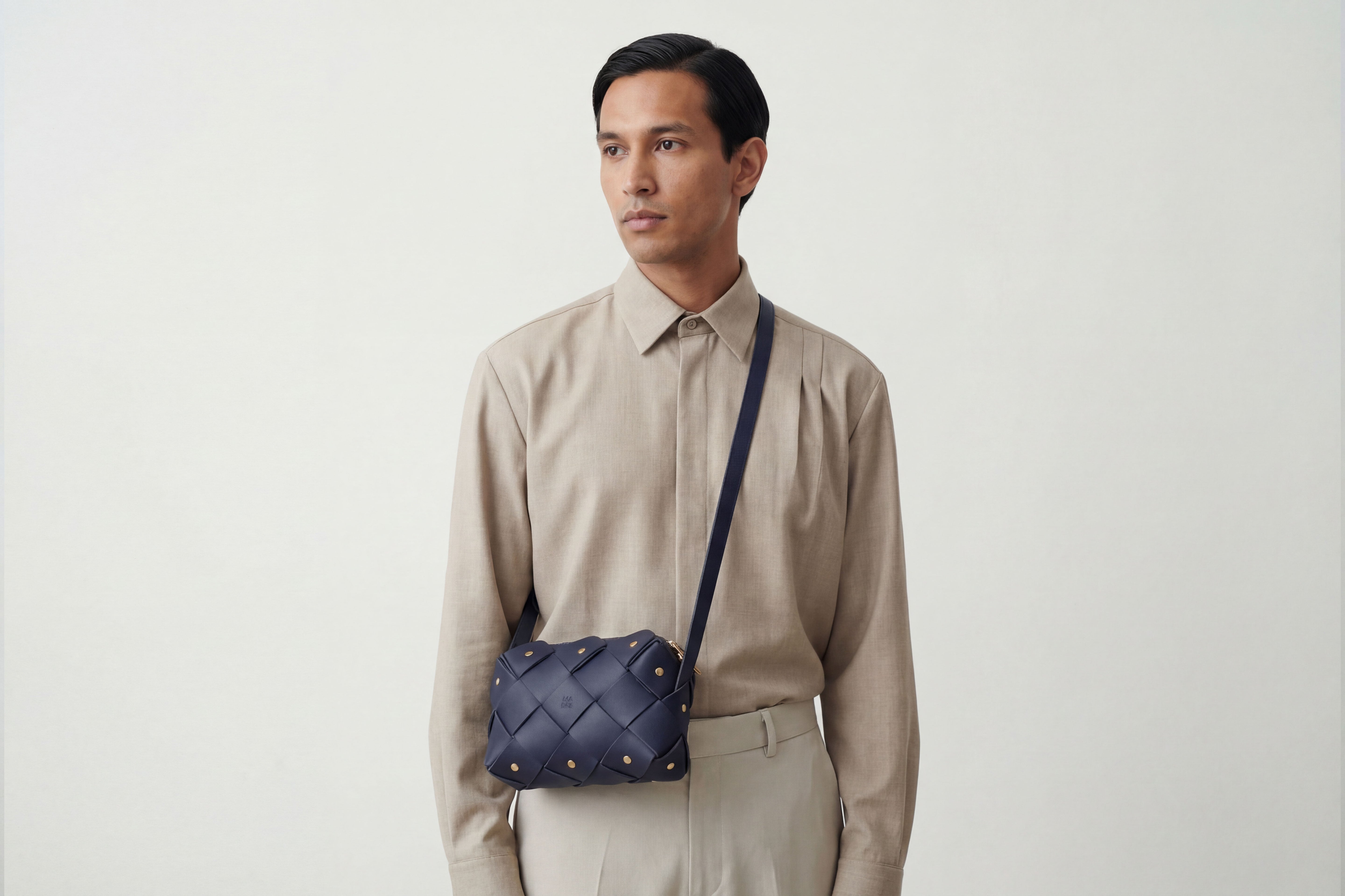 Mini bolsa com zíper de pinho na cor azul marinho em couro curtido vegetal em modelo de estrutura tecida Design exclusivo Atelier Madre Manuel Dreesmann Barcelona Espanha