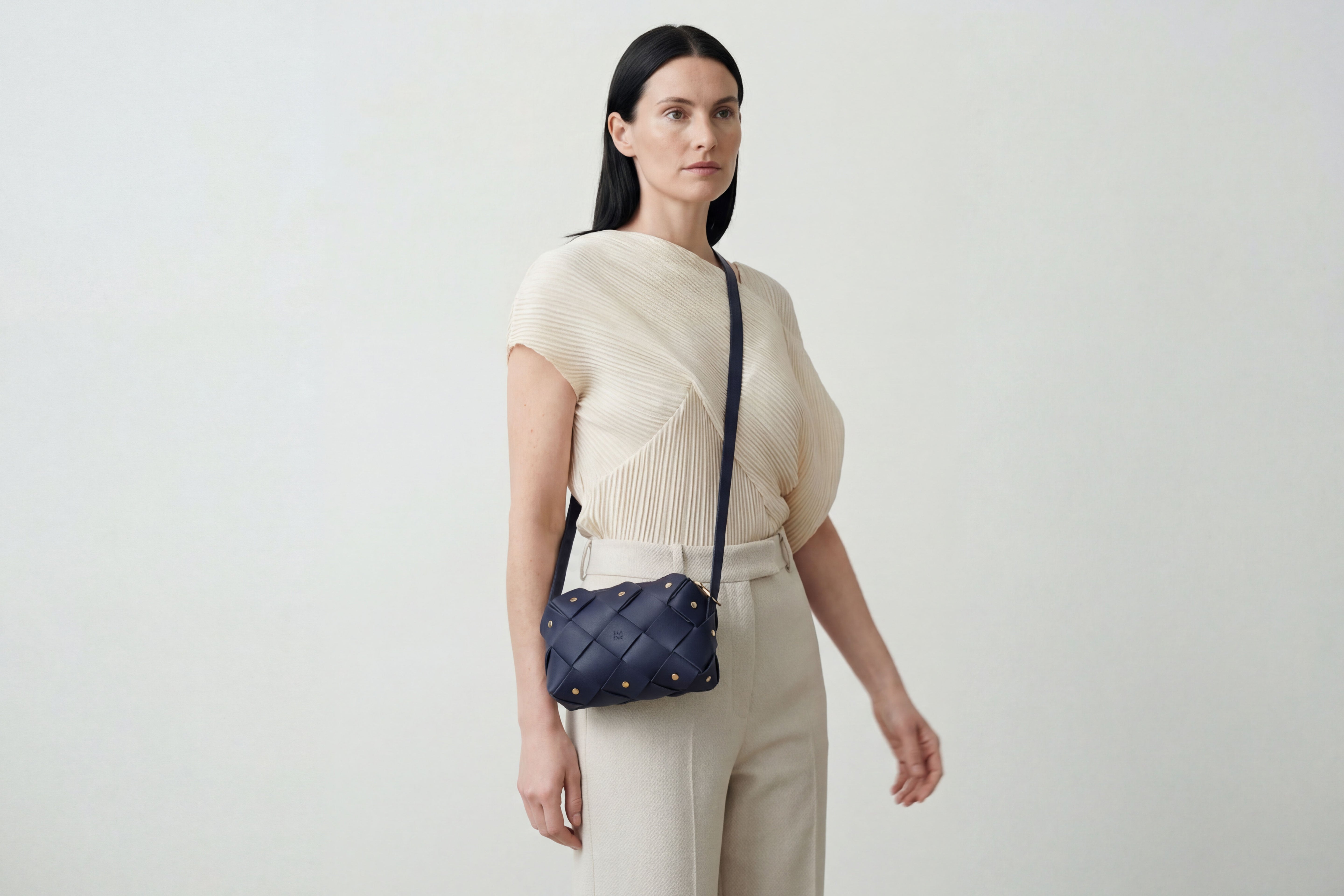 Mini bolsa com zíper de pinho na cor azul marinho em couro curtido vegetal em modelo de estrutura tecida Design exclusivo Atelier Madre Manuel Dreesmann Barcelona Espanha