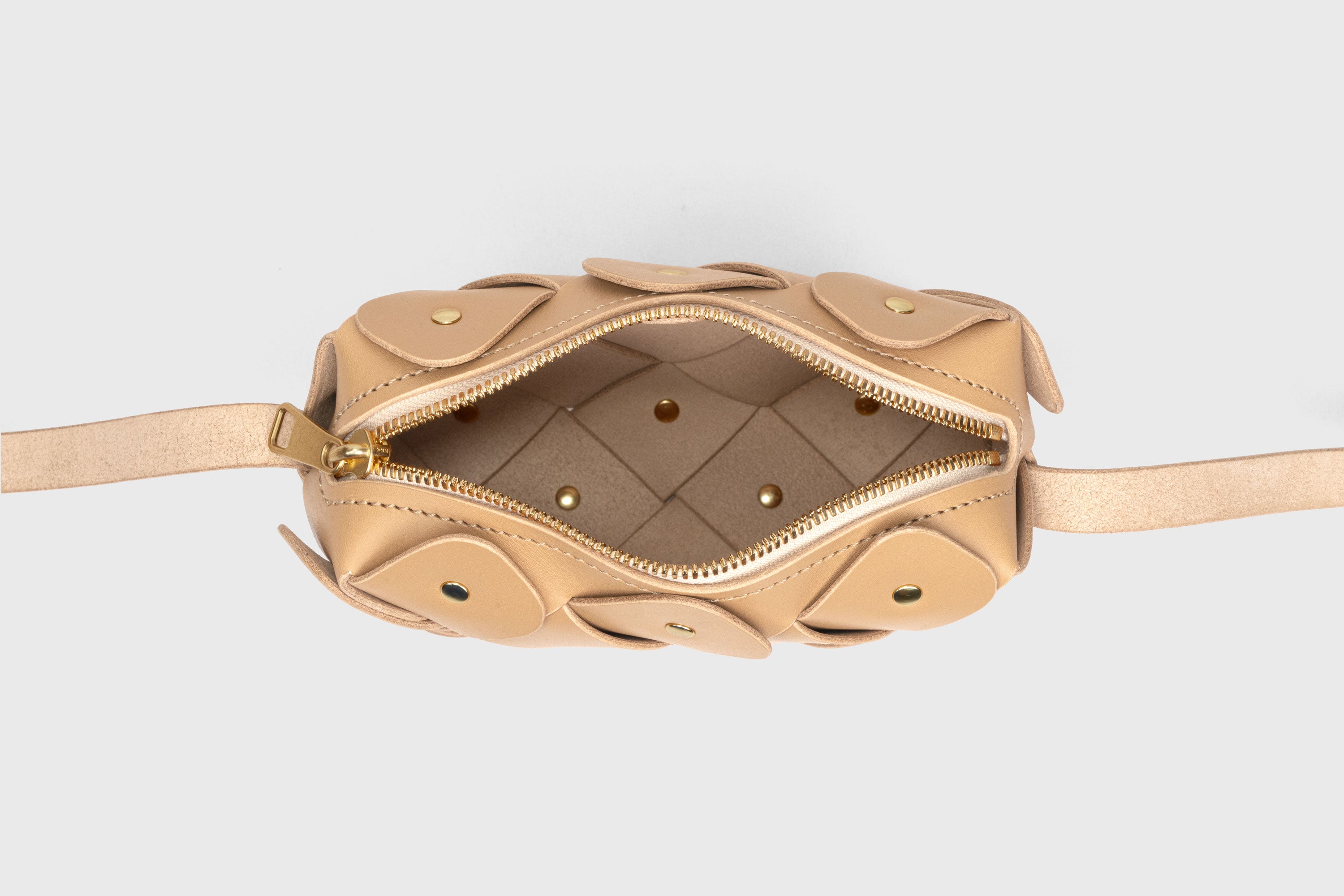 Mini bolsa com zíper de pinho na cor natural em couro curtido vegetal Design exclusivo Rebites de latão Atelier Madre Manuel Dreesmann Barcelona Espanha