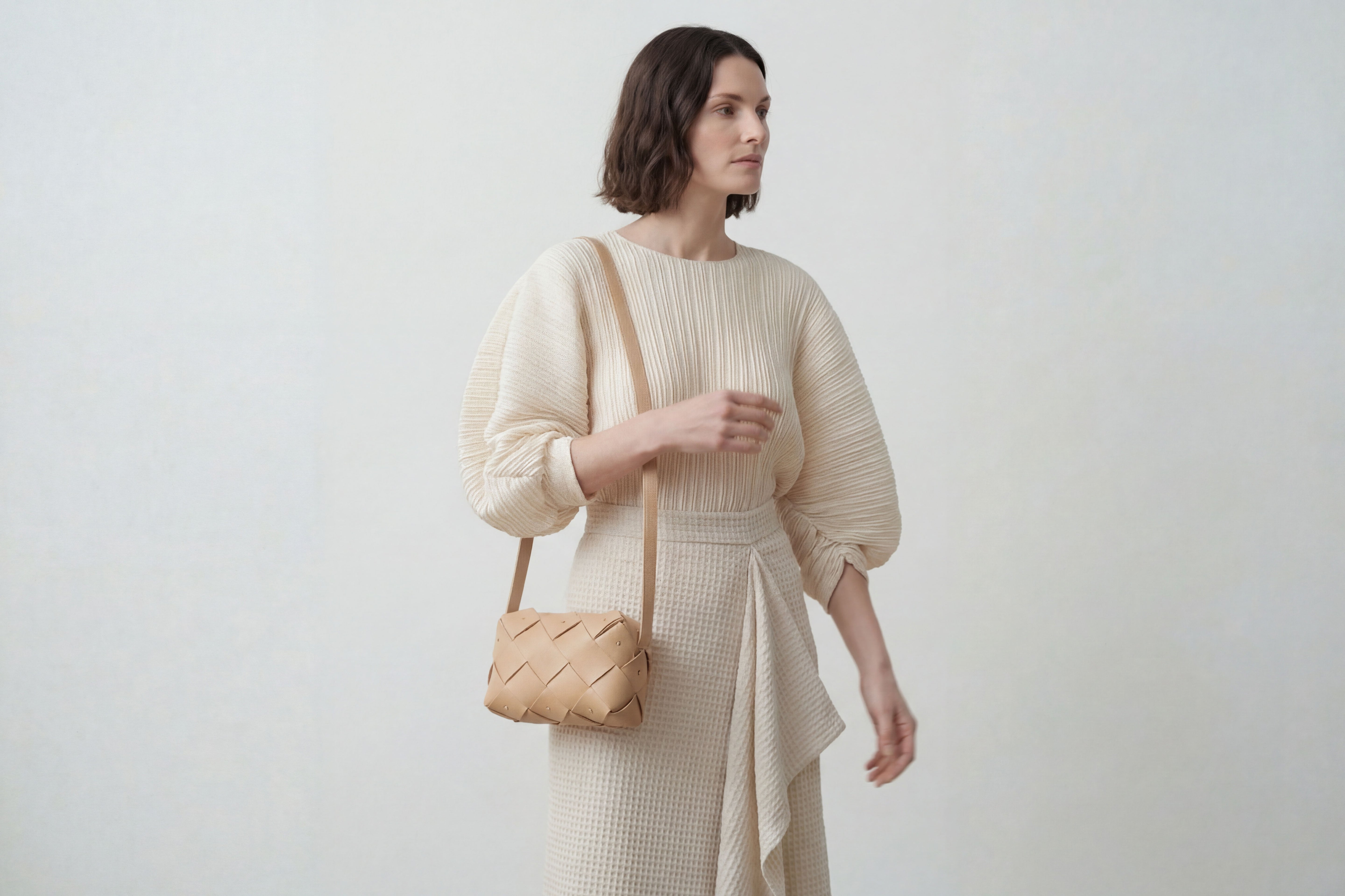 Mini bolsa com zíper de pinho na cor natural em couro curtido vegetal em modelo de estrutura tecida Design exclusivo Atelier Madre Manuel Dreesmann Barcelona Espanha