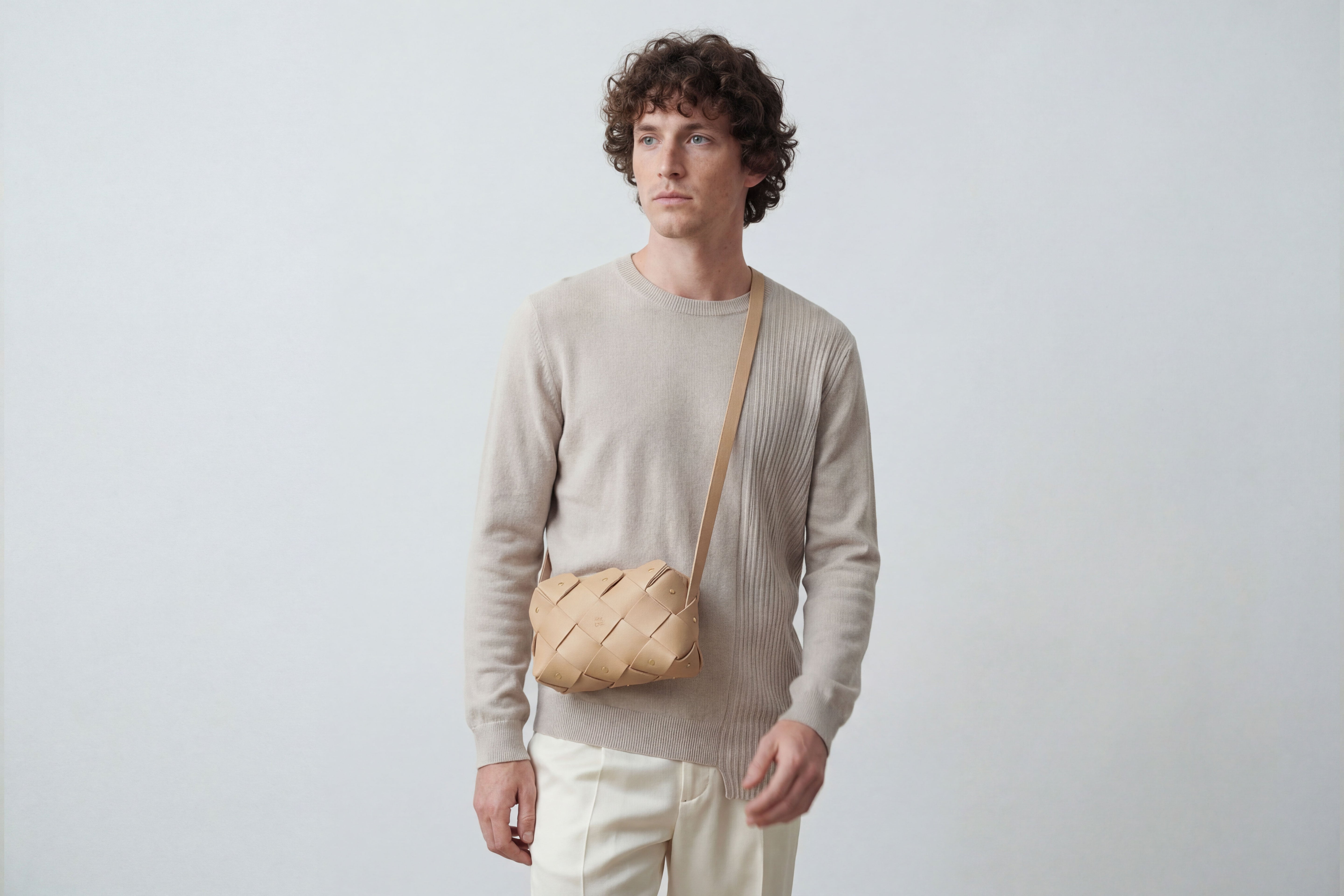 Mini bolsa com zíper de pinho na cor natural em couro curtido vegetal em modelo de estrutura tecida Design exclusivo Atelier Madre Manuel Dreesmann Barcelona Espanha