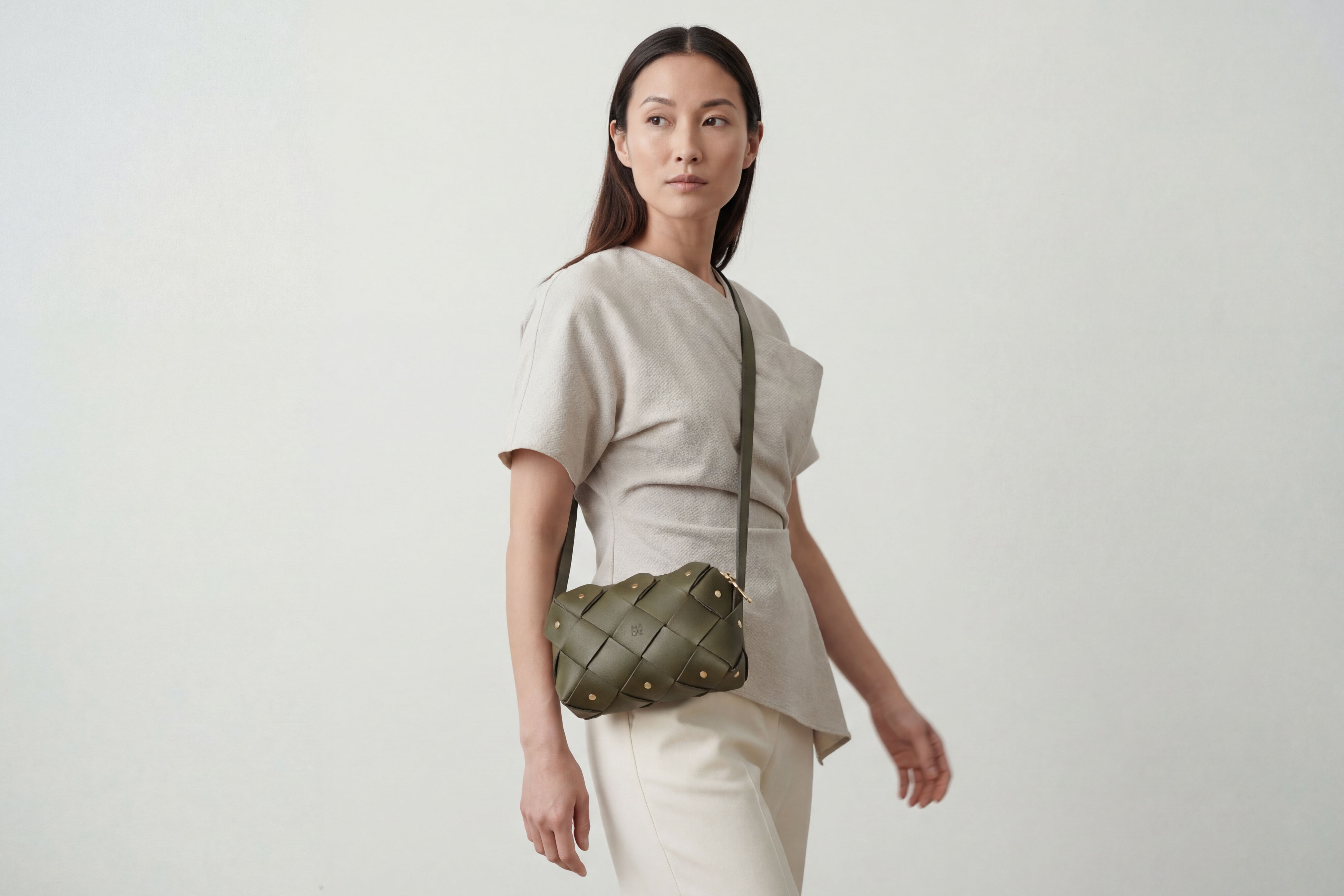 Mini bolsa com zíper de pinho na cor verde oliva em couro curtido vegetal em modelo de estrutura tecida Design exclusivo Atelier Madre Manuel Dreesmann Barcelona Espanha