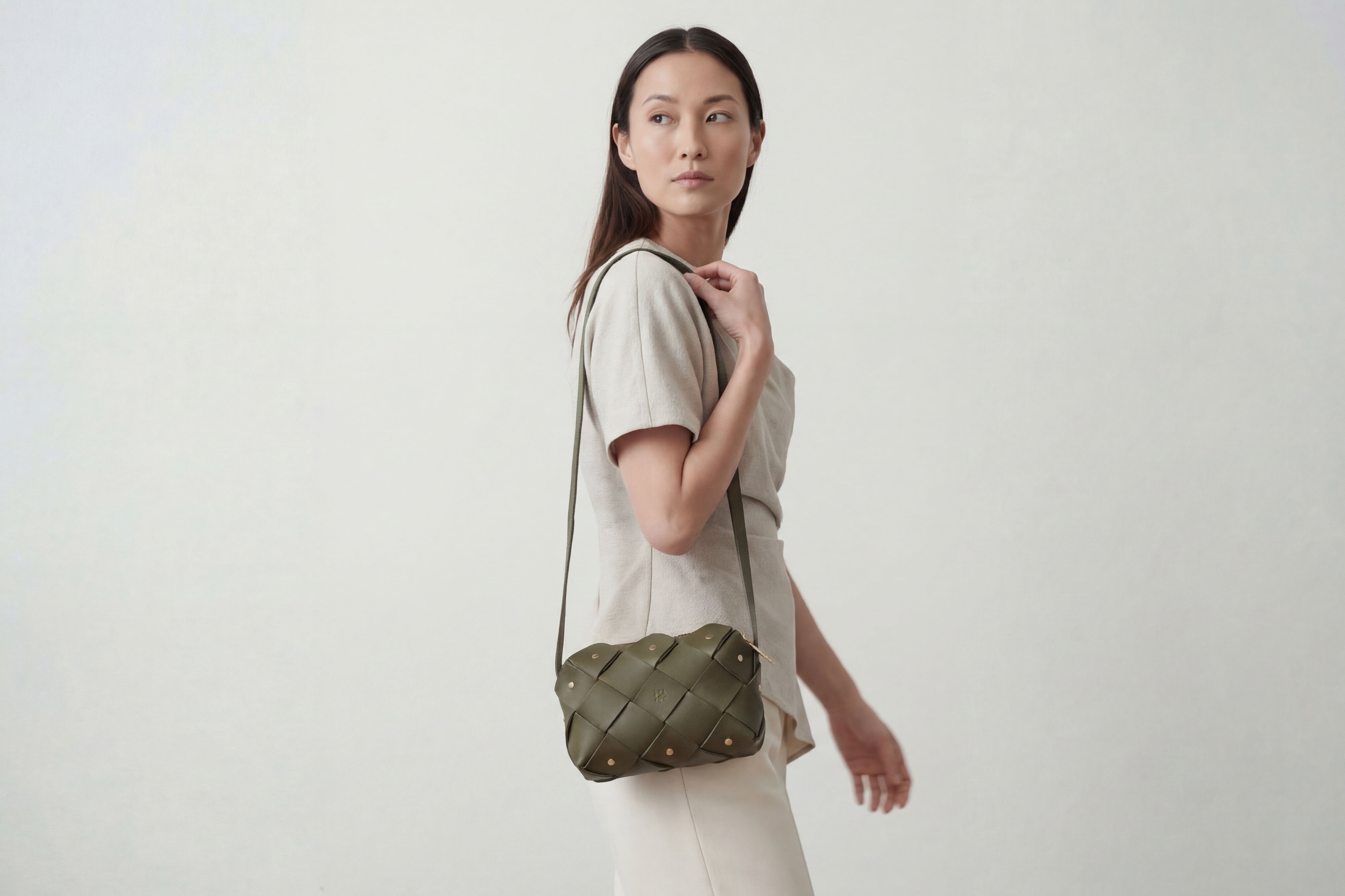 Mini bolsa com zíper de pinho na cor verde oliva em couro curtido vegetal em modelo de estrutura tecida Design exclusivo Atelier Madre Manuel Dreesmann Barcelona Espanha