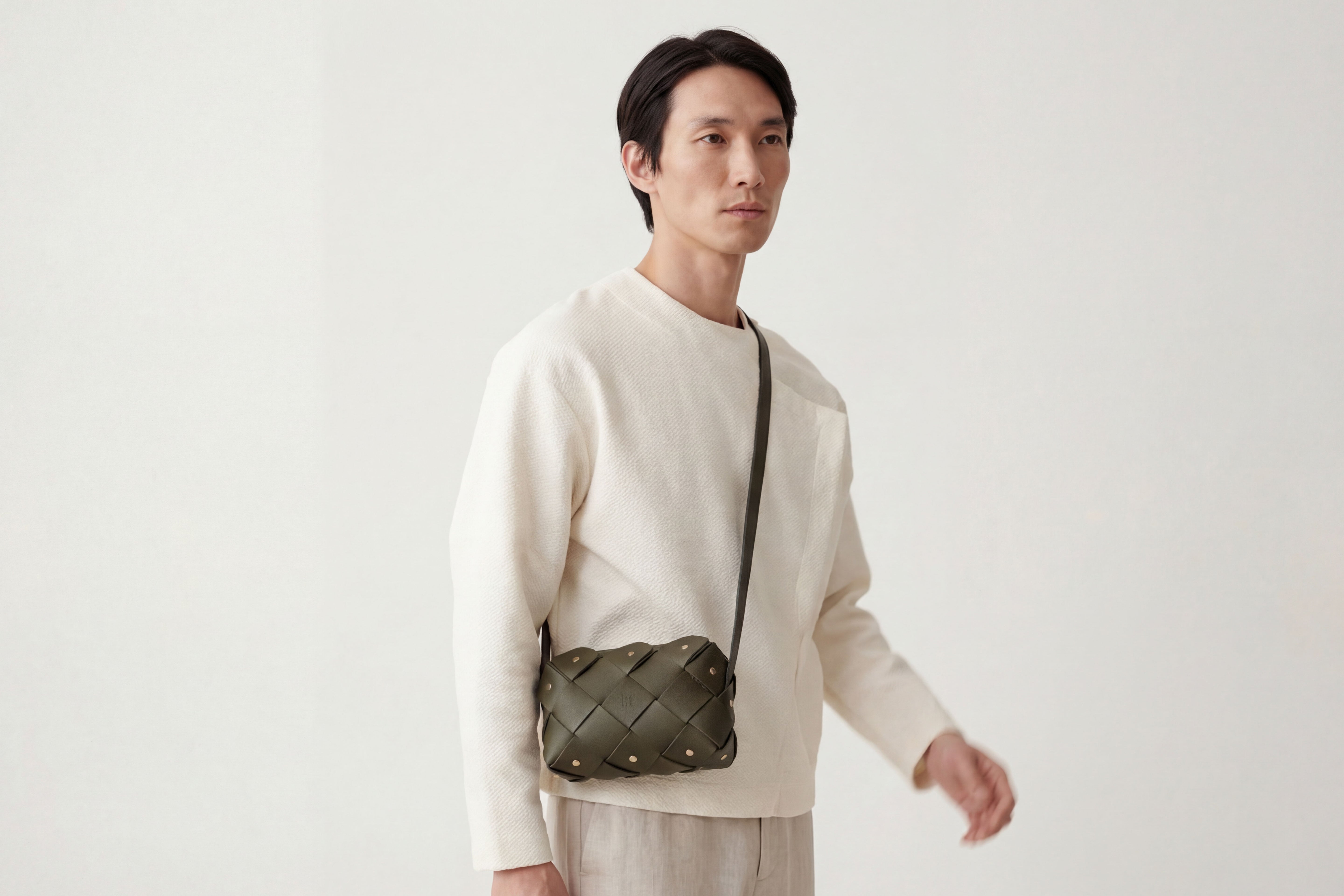 Mini bolsa com zíper de pinho na cor verde oliva em couro curtido vegetal em modelo de estrutura tecida Design exclusivo Atelier Madre Manuel Dreesmann Barcelona Espanha