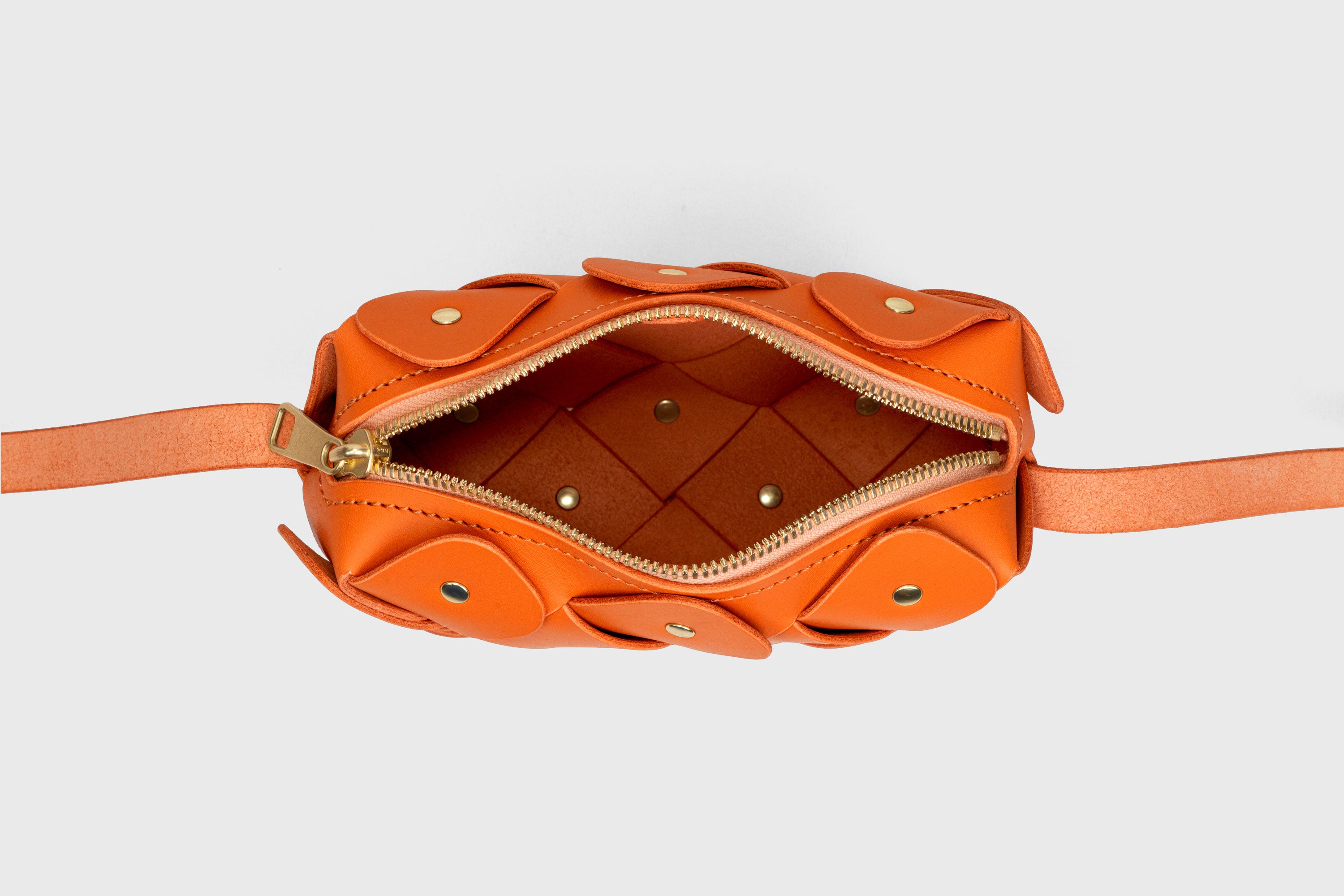 Mini bolsa com zíper de pinho na cor laranja em couro curtido vegetal Design exclusivo rebites de latão Atelier Madre Manuel Dreesmann Barcelona Espanha