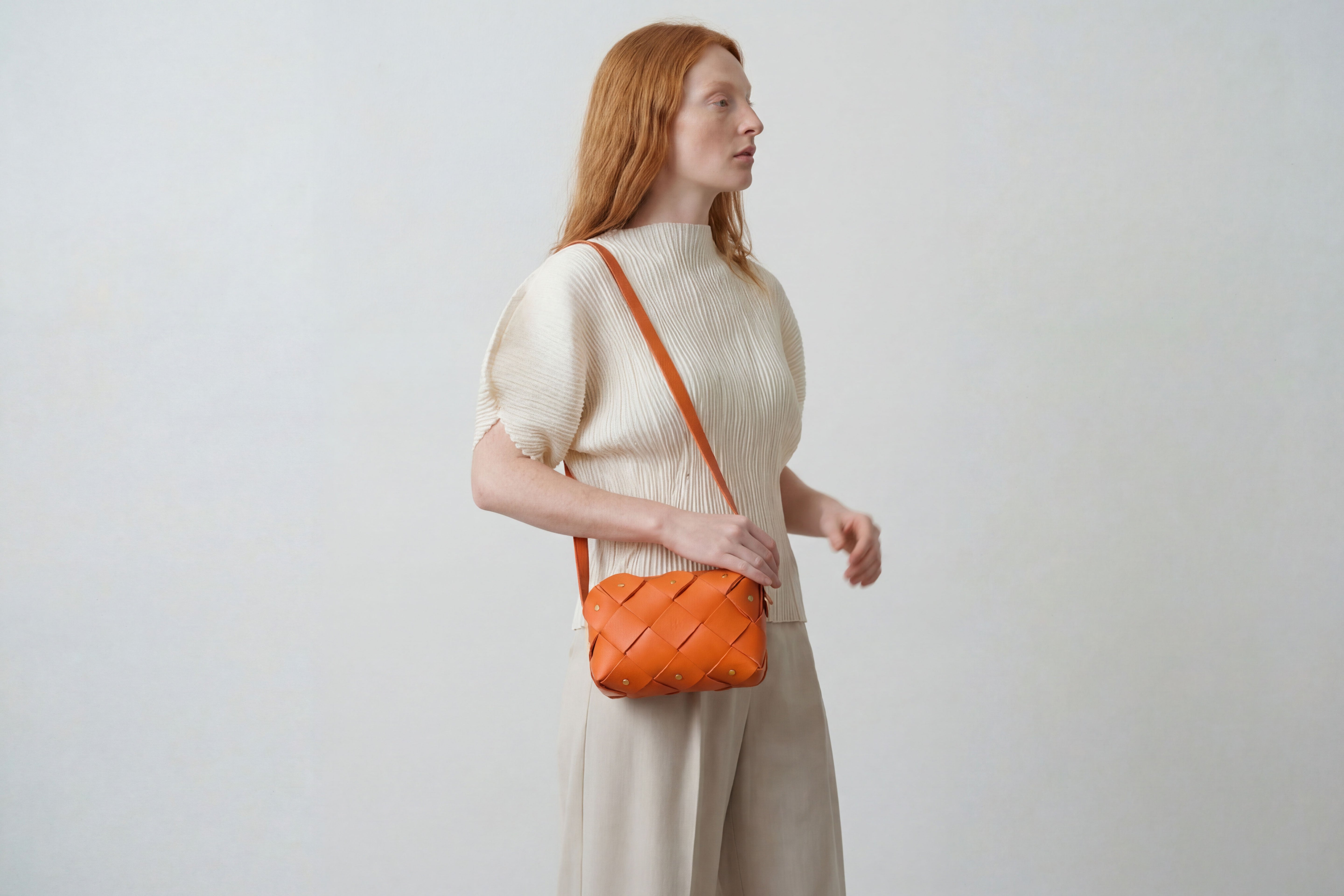 Mini bolsa com zíper de pinho na cor laranja em couro curtido vegetal em modelo de estrutura tecida Design exclusivo Atelier Madre Manuel Dreesmann Barcelona Espanha