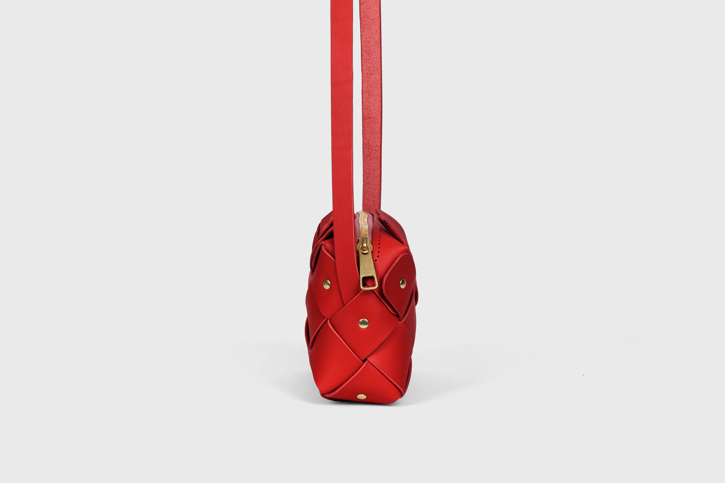 Pine Mini ZIpper Bag in Red Color In Vegetable Tanned Leather Unique Design Brass RIvets Atelier Madre Manuel Dreesmann Barcelona Spain