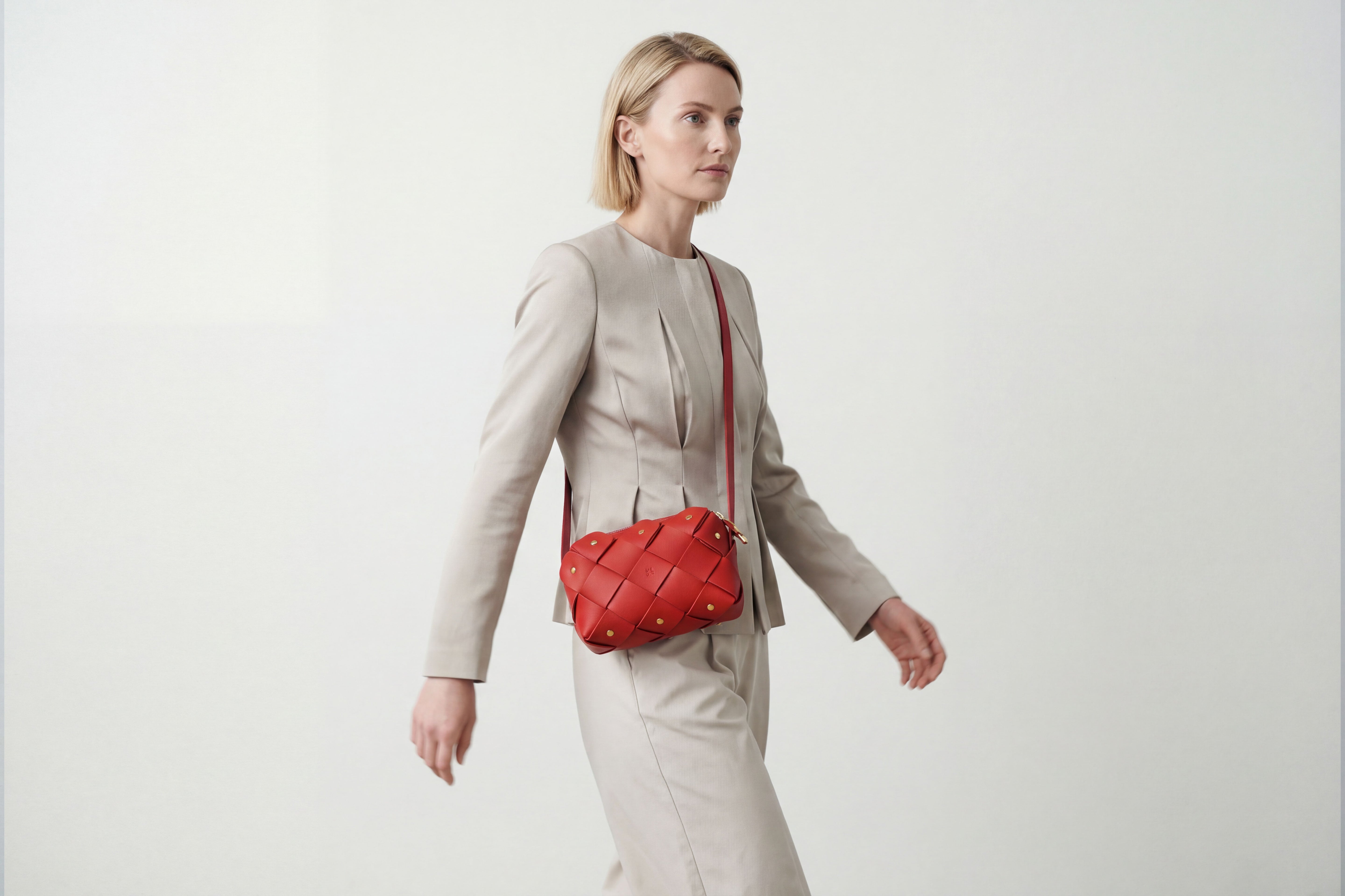 Pine Mini Zipper Bag In Red Colour In Vegetable Tanned Leather On A Model Woven Structure Unique Design Atelier Madre Manuel Dreesmann Barcelona Spain