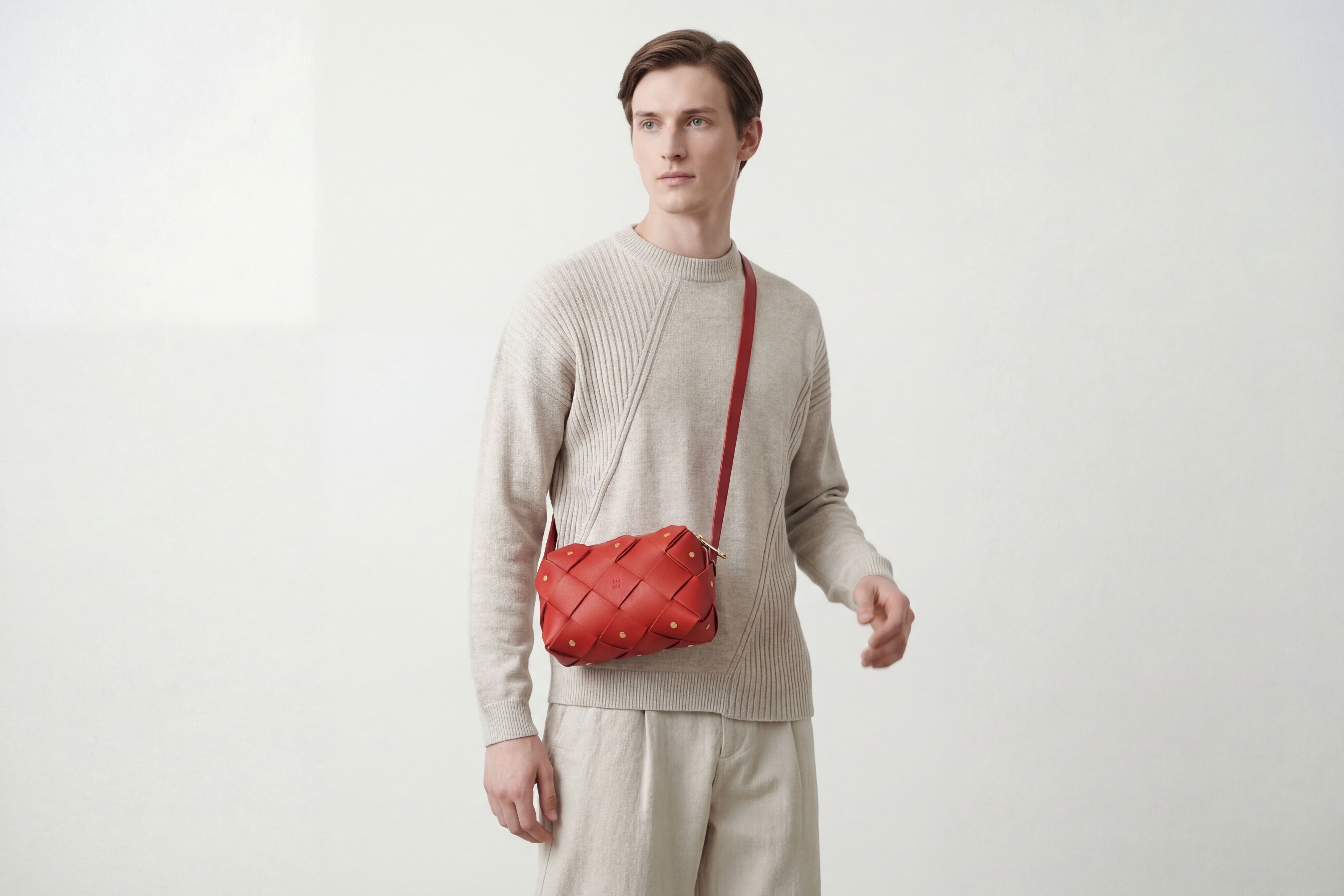 Pine Mini Zipper Bag In Red Colour In Vegetable Tanned Leather On A Model Woven Structure Unique Design Atelier Madre Manuel Dreesmann Barcelona Spain