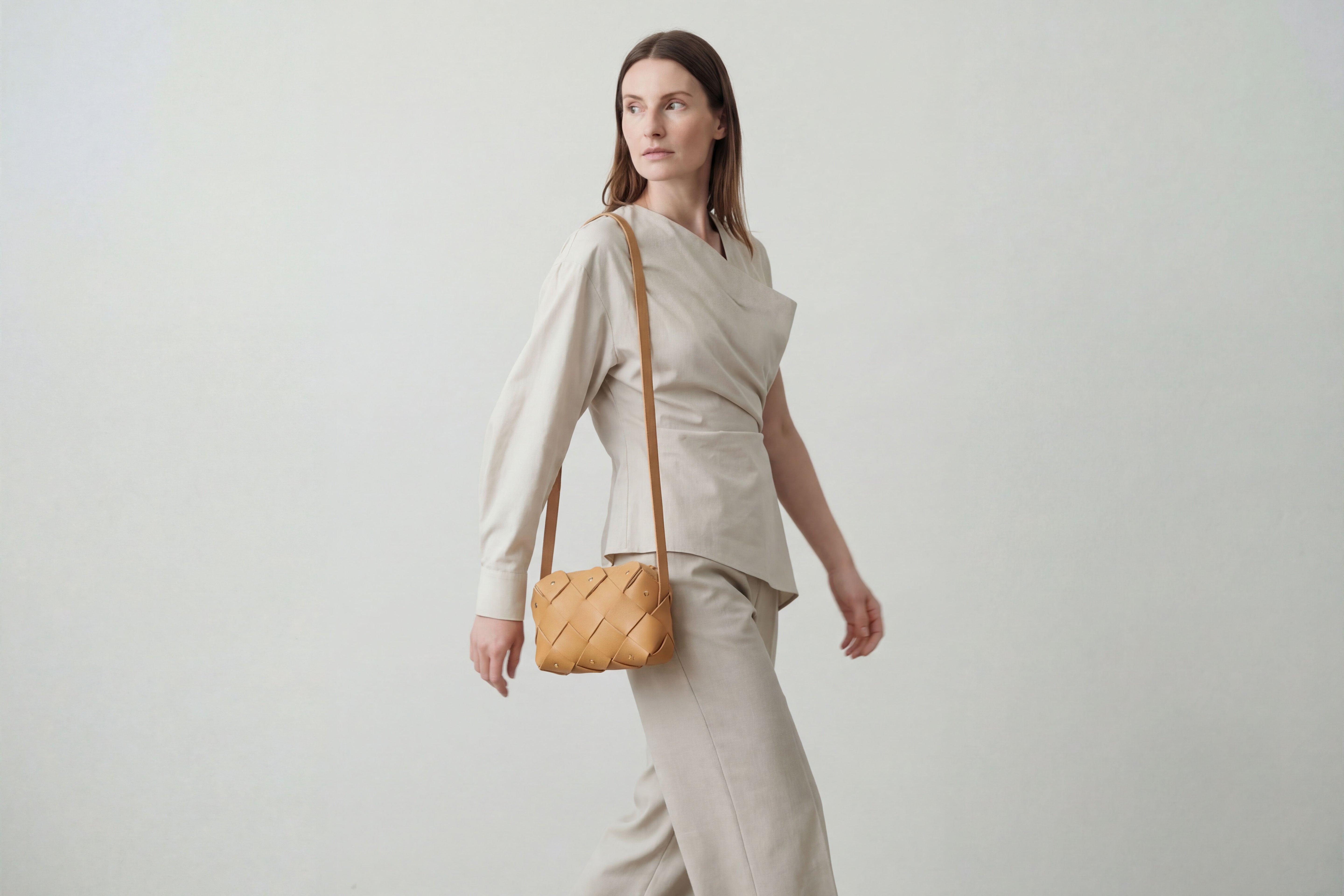 Bolsa Pequena Com Zíper De Pinho Na Cor Marrom Em Couro Curtido Vegetal Em Modelo Estrutura Tecido Design Único Atelier Madre Manuel Dreesmann Barcelona Espanha