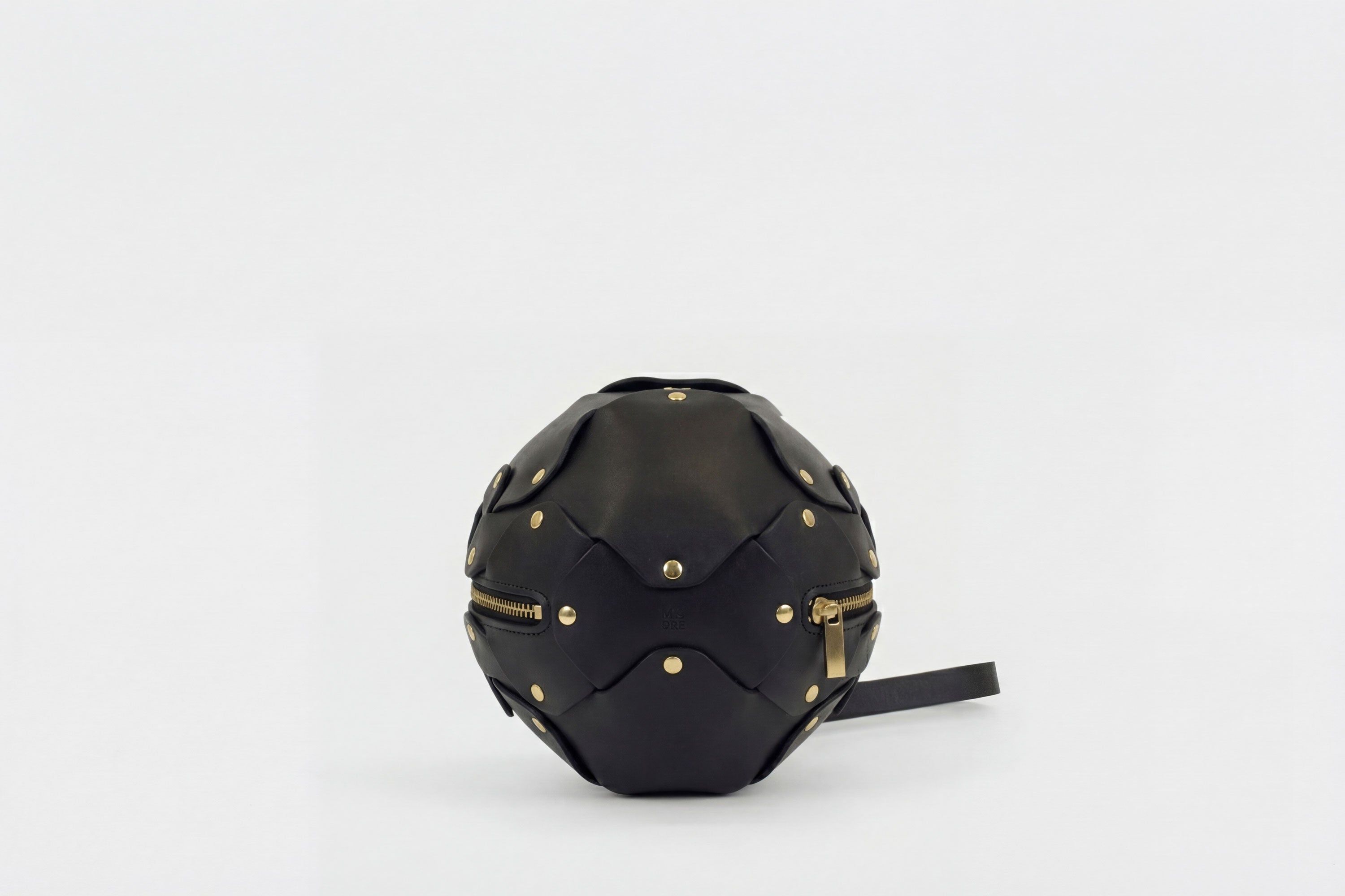 Puff Leather Ball Bag Black Luxury Vegetable Tanned Full Grain Spain Brass Rivets Premium Design Minimalist Modern Round Sphere Circle Round Zipper Pouch Handbag Clutch Bag Atelier Madre Manuel Dreesmann Barcelona