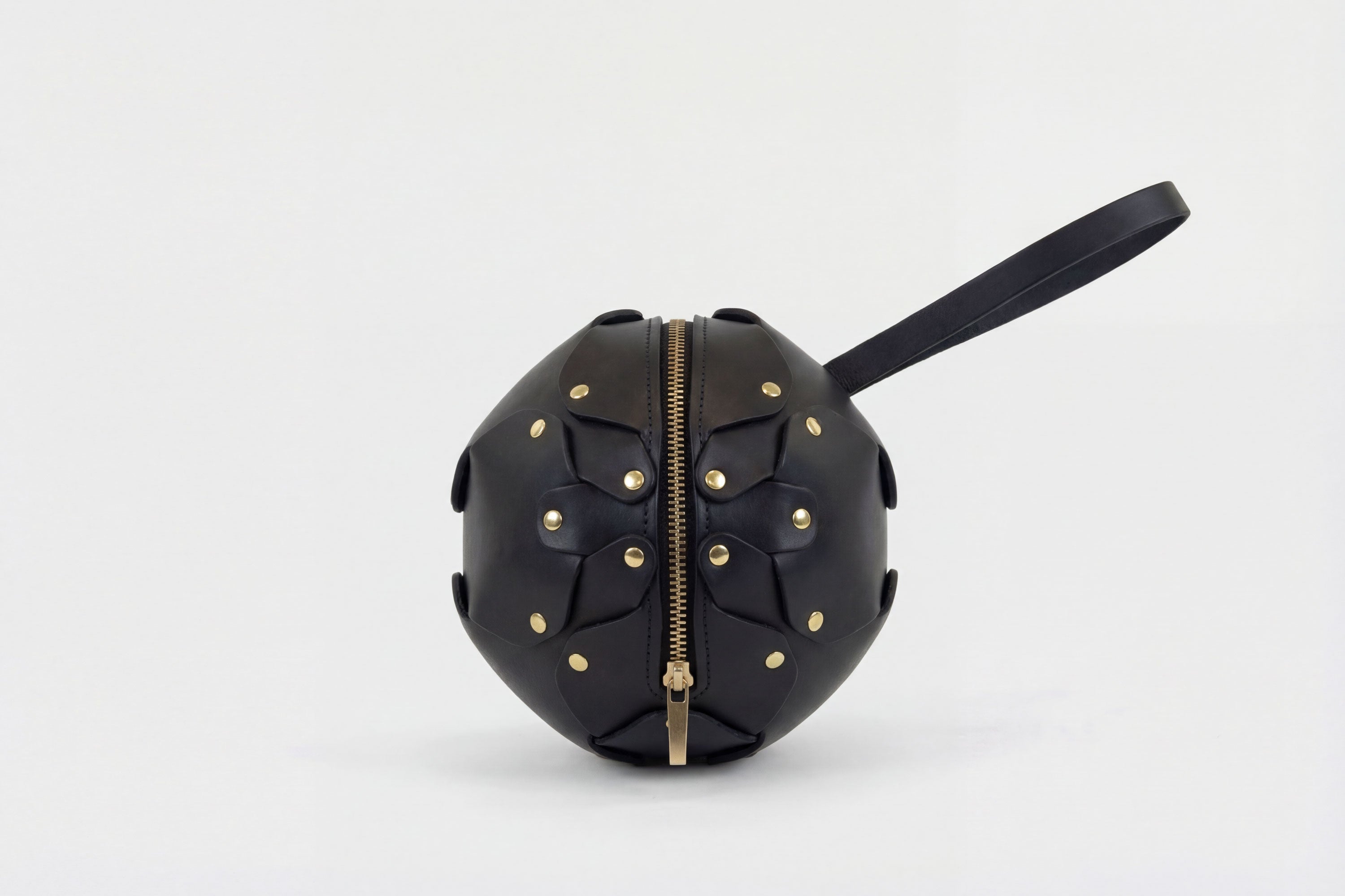 Puff Leather Ball Bag Black Luxury Vegetable Tanned Full Grain Spain Brass Rivets Premium Design Minimalist Modern Round Sphere Circle Round Zipper Pouch Handbag Clutch Bag Atelier Madre Manuel Dreesmann Barcelona