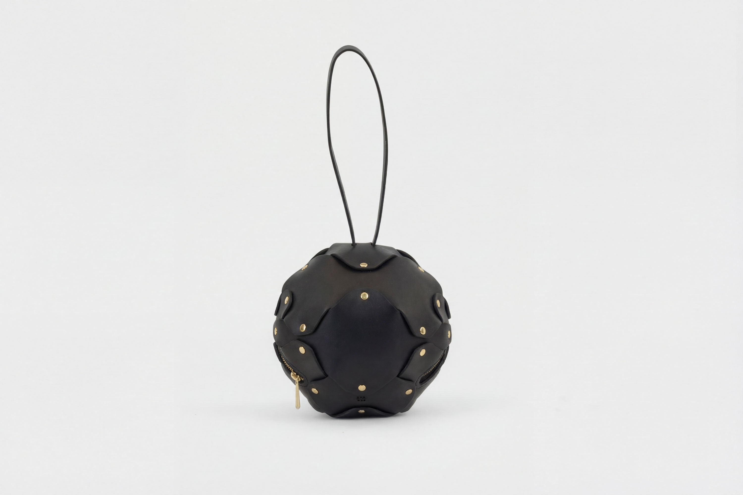 Puff Leather Ball Bag Black Luxury Vegetable Tanned Full Grain Spain Brass Rivets Premium Design Minimalist Modern Round Sphere Circle Round Zipper Pouch Handbag Clutch Bag Atelier Madre Manuel Dreesmann Barcelonav