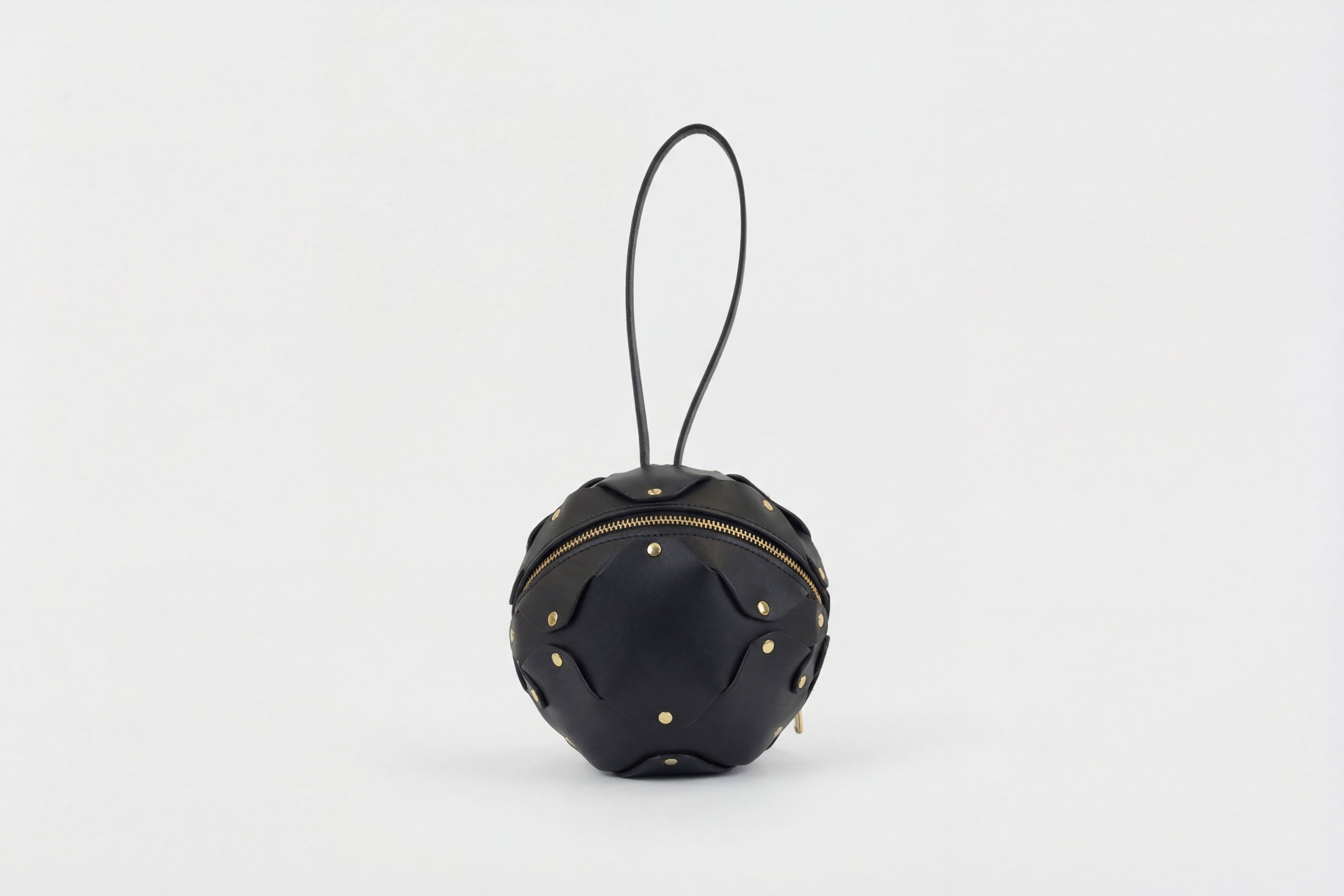 Puff Leather Ball Bag Black Luxury Vegetable Tanned Full Grain Spain Brass Rivets Premium Design Minimalist Modern Round Sphere Circle Round Zipper Pouch Handbag Clutch Bag Atelier Madre Manuel Dreesmann Barcelona