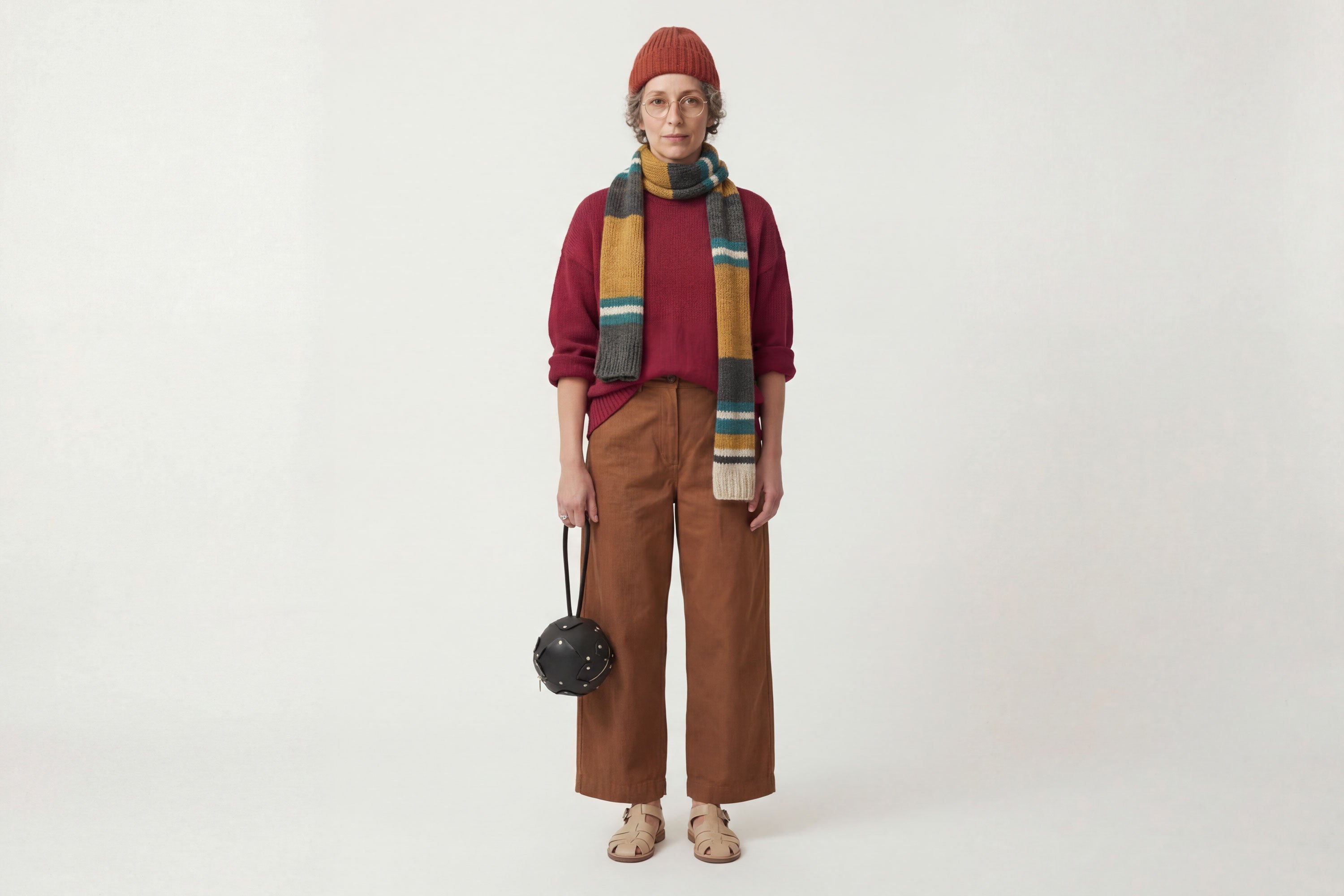 Puff Leather Ball Bag Black Color On A Woman Model Luxury Vegetable Tanned Full Grain Spain Brass Rivets Premium Design Minimalist Modern Round Sphere Circle Round Zipper Pouch Handbag Clutch Bag Atelier Madre Manuel Dreesmann Barcelona