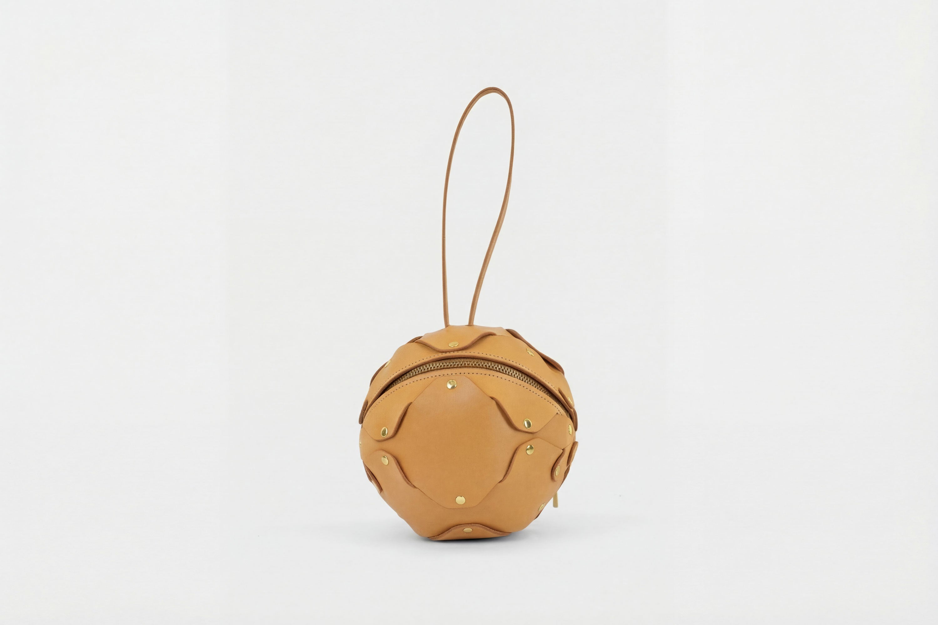 Puff Leather Ball Bag Brown Luxury Vegetable Tanned Full Grain Spain Brass Rivets Premium Design Minimalist Modern Round Sphere Circle Round Zipper Pouch Handbag Clutch Bag Atelier Madre Manuel Dreesmann Barcelona