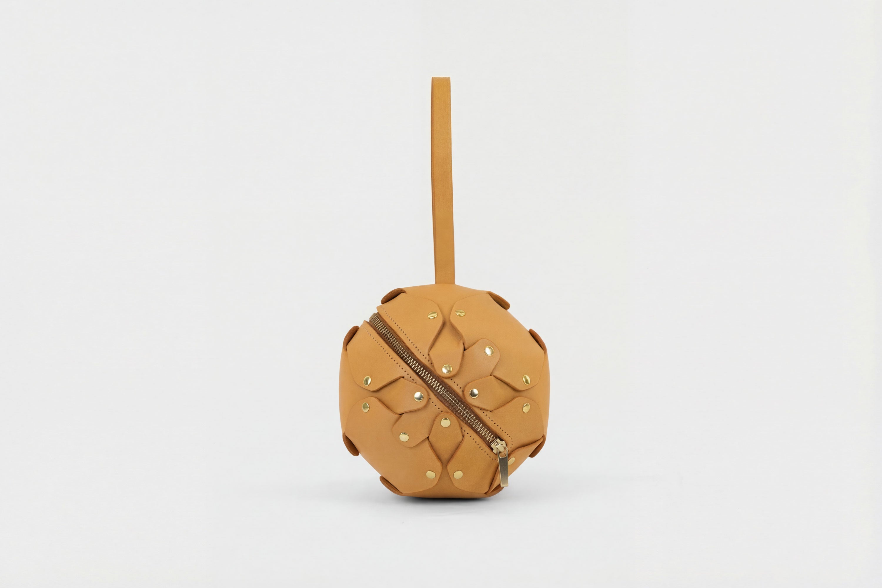 Puff Leather Ball Bag Brown Luxury Vegetable Tanned Full Grain Spain Brass Rivets Premium Design Minimalist Modern Round Sphere Circle Round Zipper Pouch Handbag Clutch Bag Atelier Madre Manuel Dreesmann Barcelona