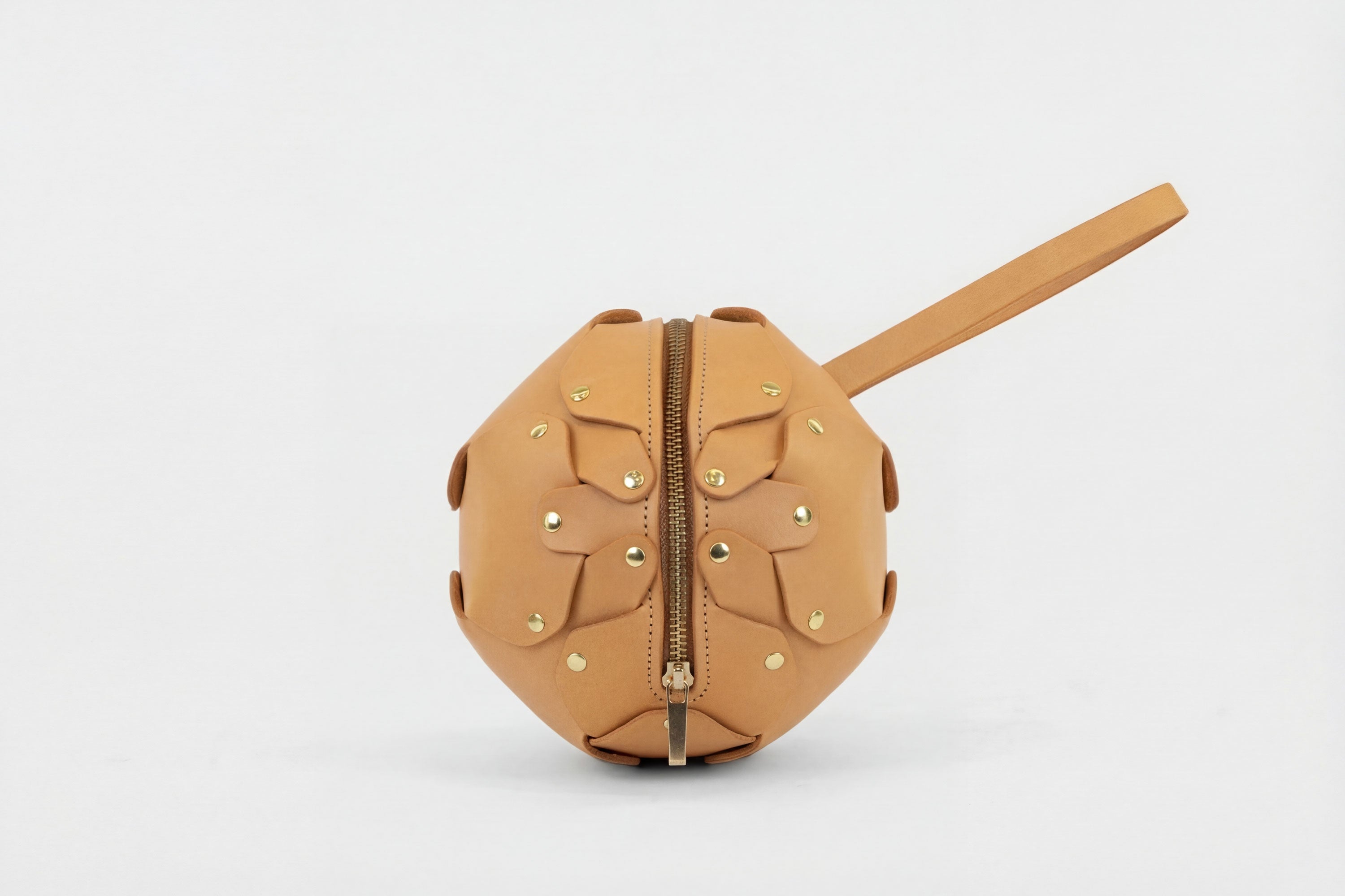 Puff Leather Ball Bag Brown Luxury Vegetable Tanned Full Grain Spain Brass Rivets Premium Design Minimalist Modern Round Sphere Circle Round Zipper Pouch Handbag Clutch Bag Atelier Madre Manuel Dreesmann Barcelona