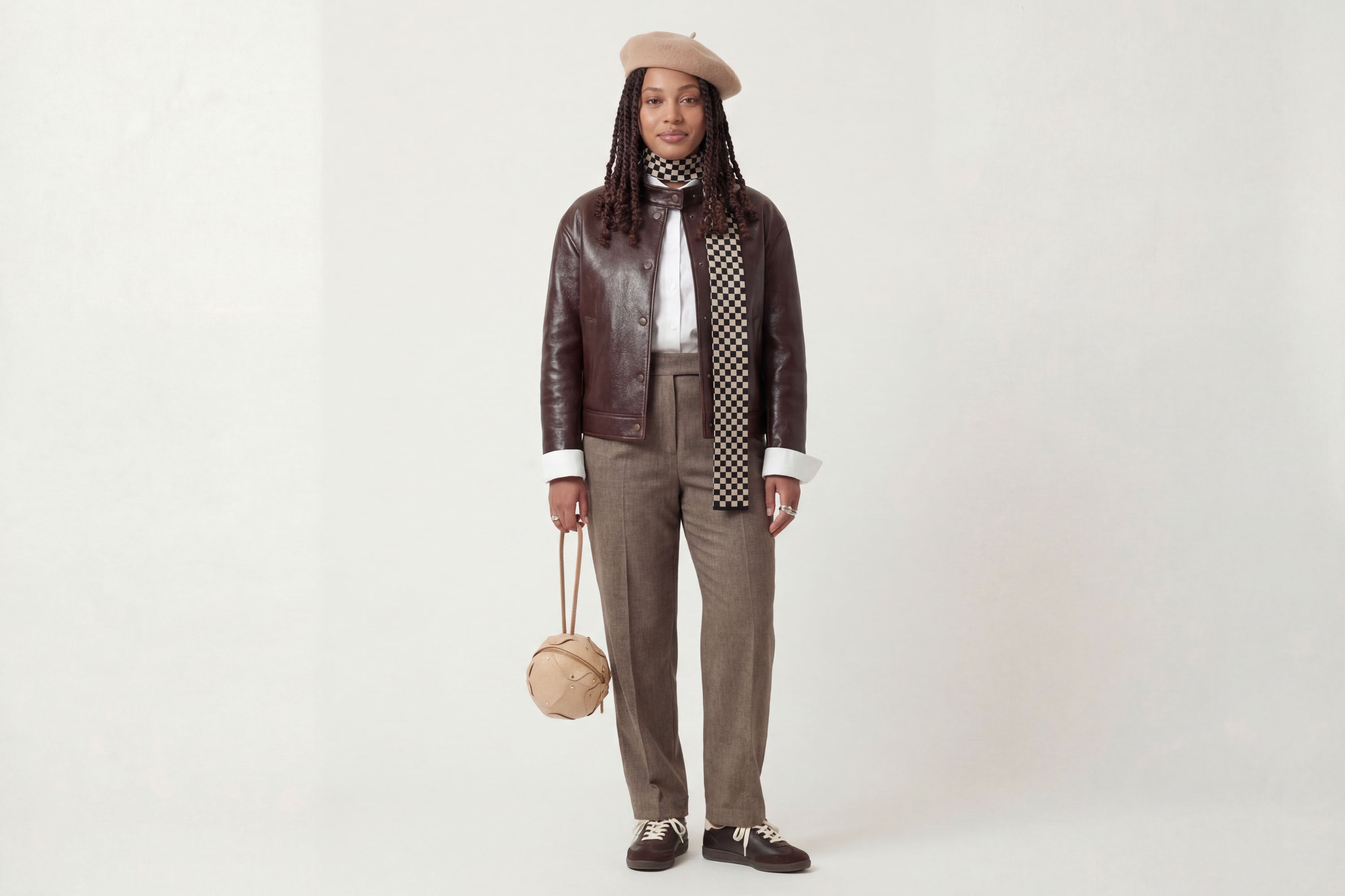 Puff Leather Ball Bag Natural Color On A Woman Model Luxury Vegetable Tanned Full Grain Spain Brass Rivets Premium Design Minimalist Modern Round Sphere Circle Round Zipper Pouch Handbag Clutch Bag Atelier Madre Manuel Dreesmann Barcelona